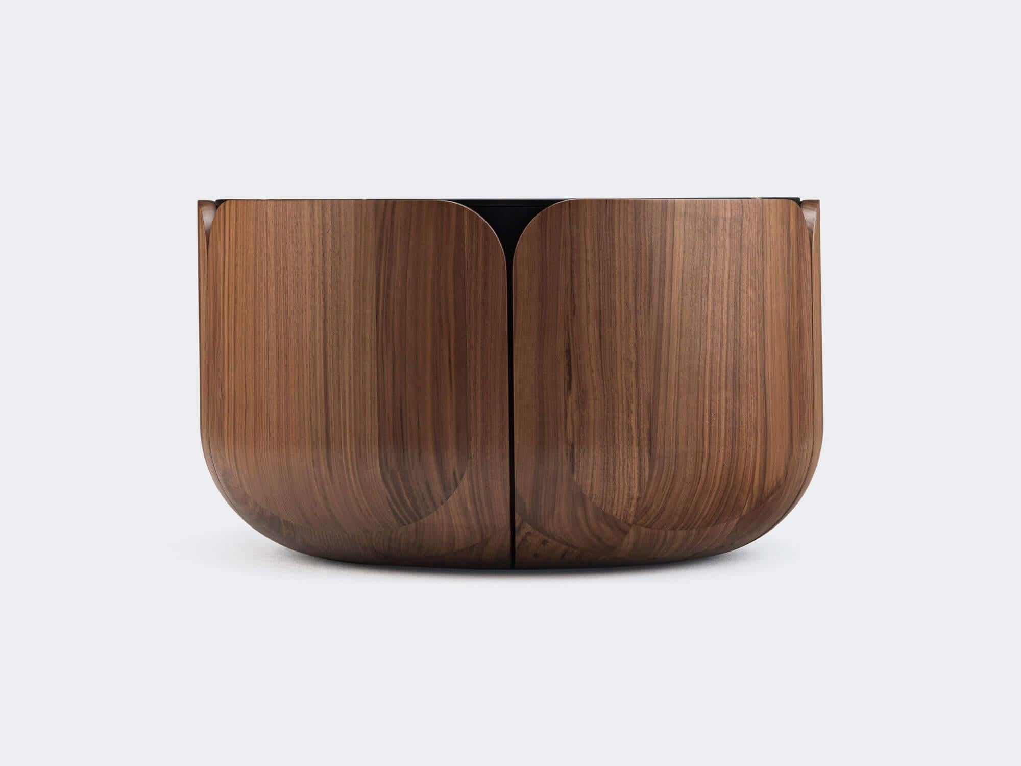 Walnut Natur Sahara Noir Bloom Coffee Table M by Milla & Milli In New Condition For Sale In Geneve, CH