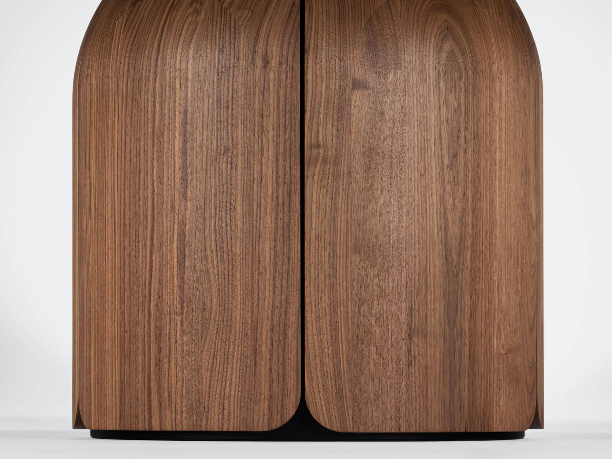 Walnut Natur Sahara Noir Bloom Dining Table by Milla & Milli In New Condition For Sale In Geneve, CH