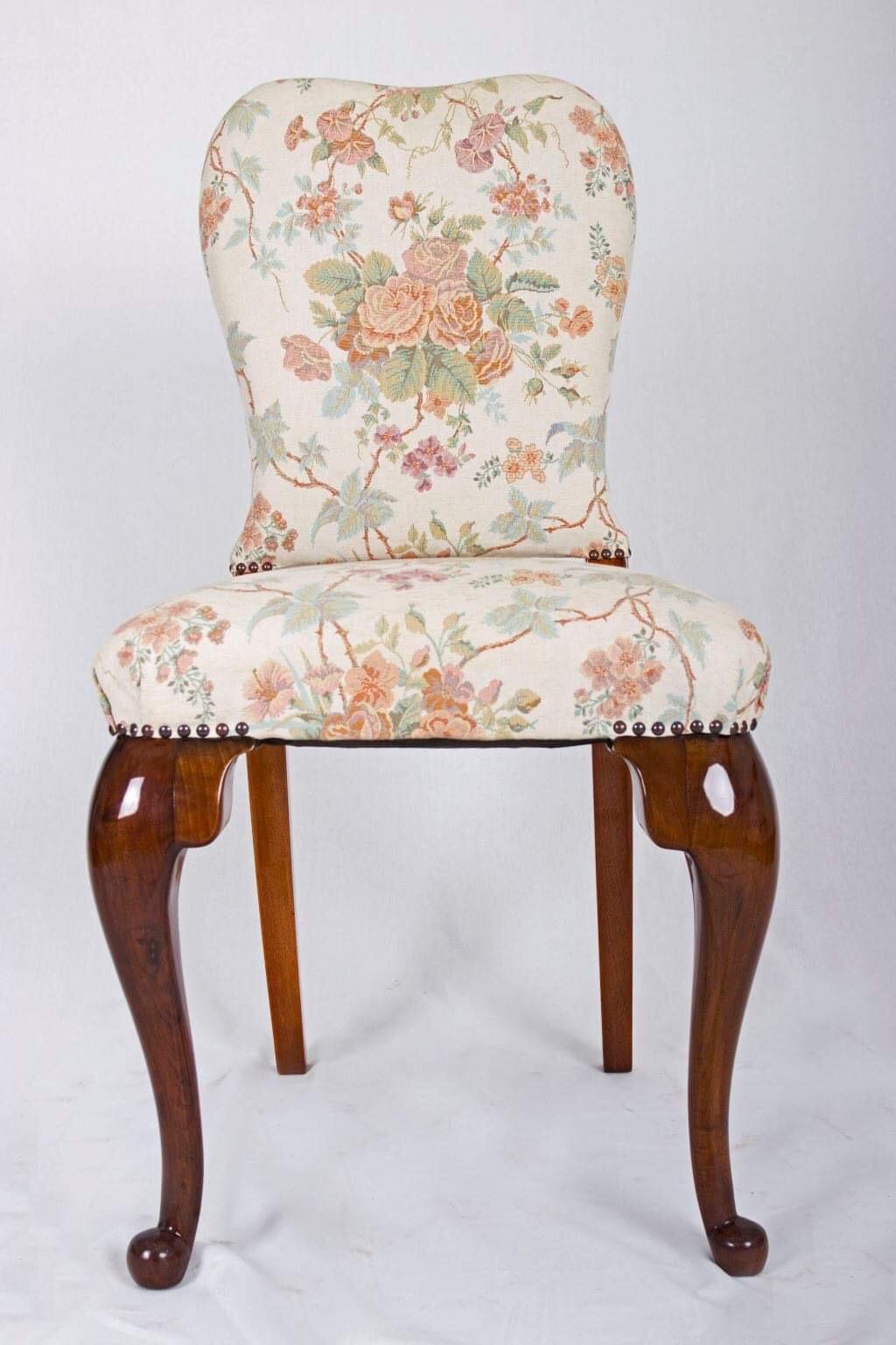 Complete restored beautiful massive walnut chairs whit new upholstered, Italian quality drape. The table is part whit walnut venerable can be pulled out to double. High quality and sellack politur make you feel better. Measures: Table: