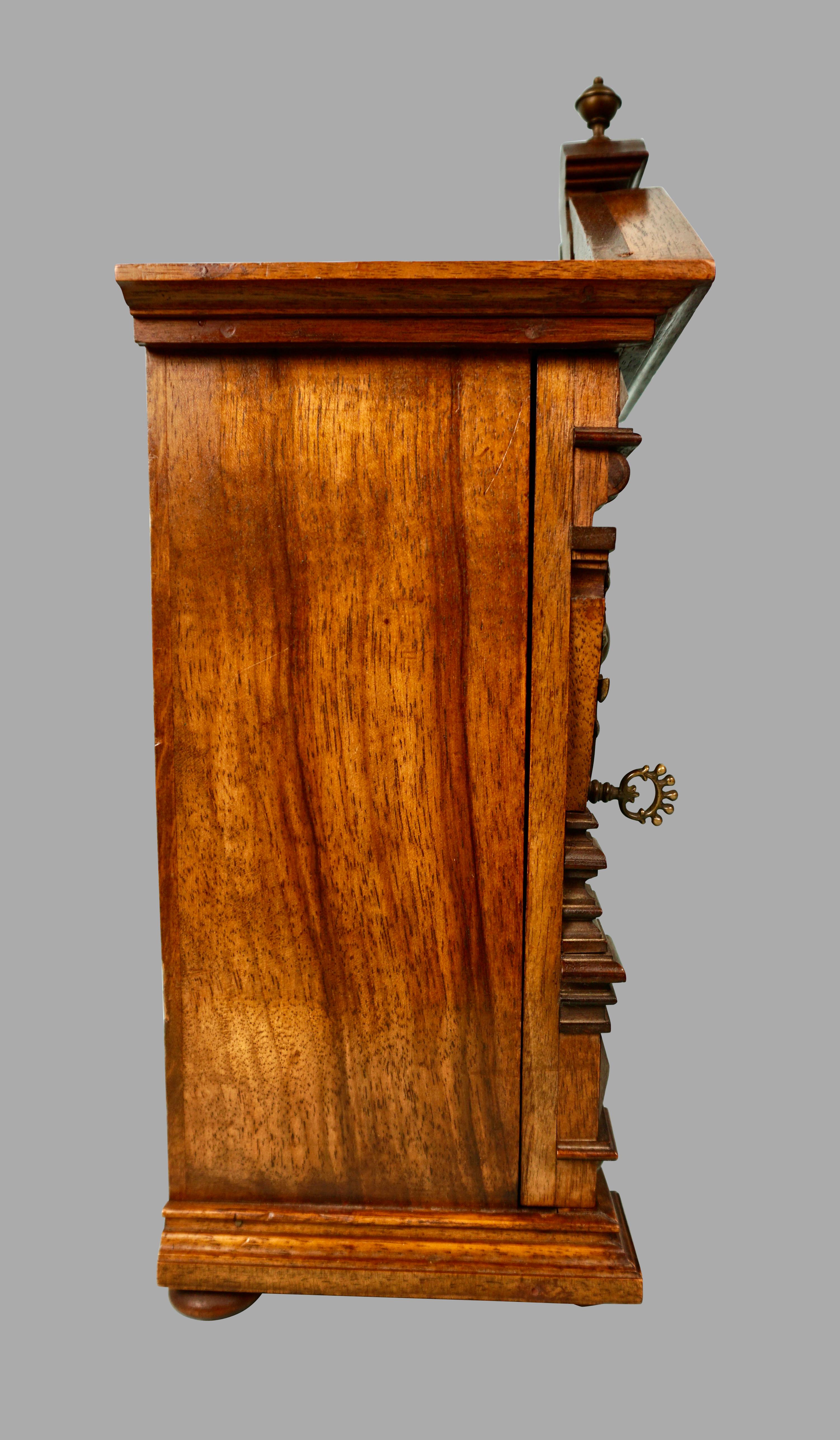 Neoklassizistischer Tischschrank aus Nussbaumholz mit verspiegelter Innenseite und Schubladen im Zustand „Gut“ im Angebot in San Francisco, CA