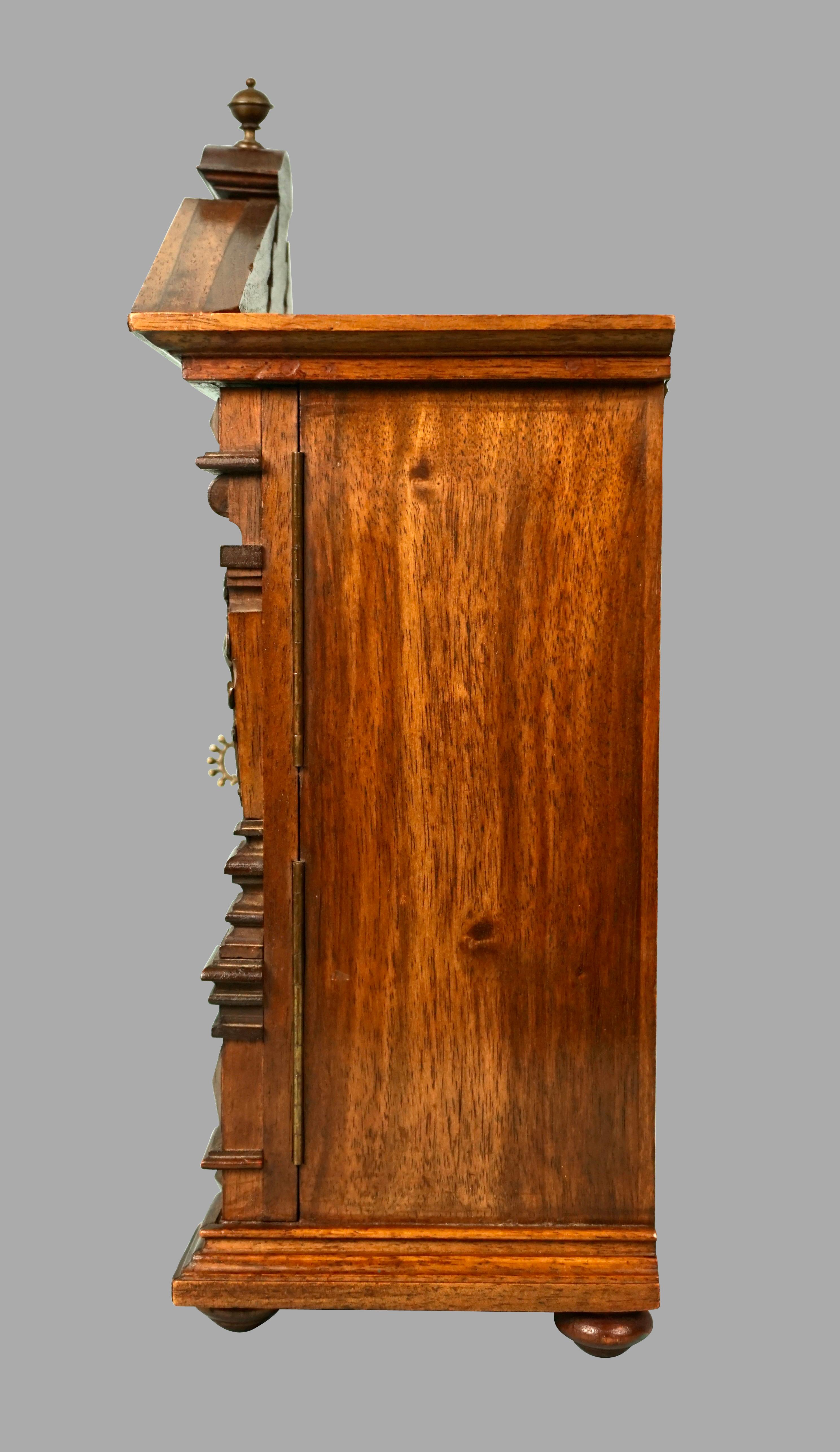 Neoklassizistischer Tischschrank aus Nussbaumholz mit verspiegelter Innenseite und Schubladen (19. Jahrhundert) im Angebot