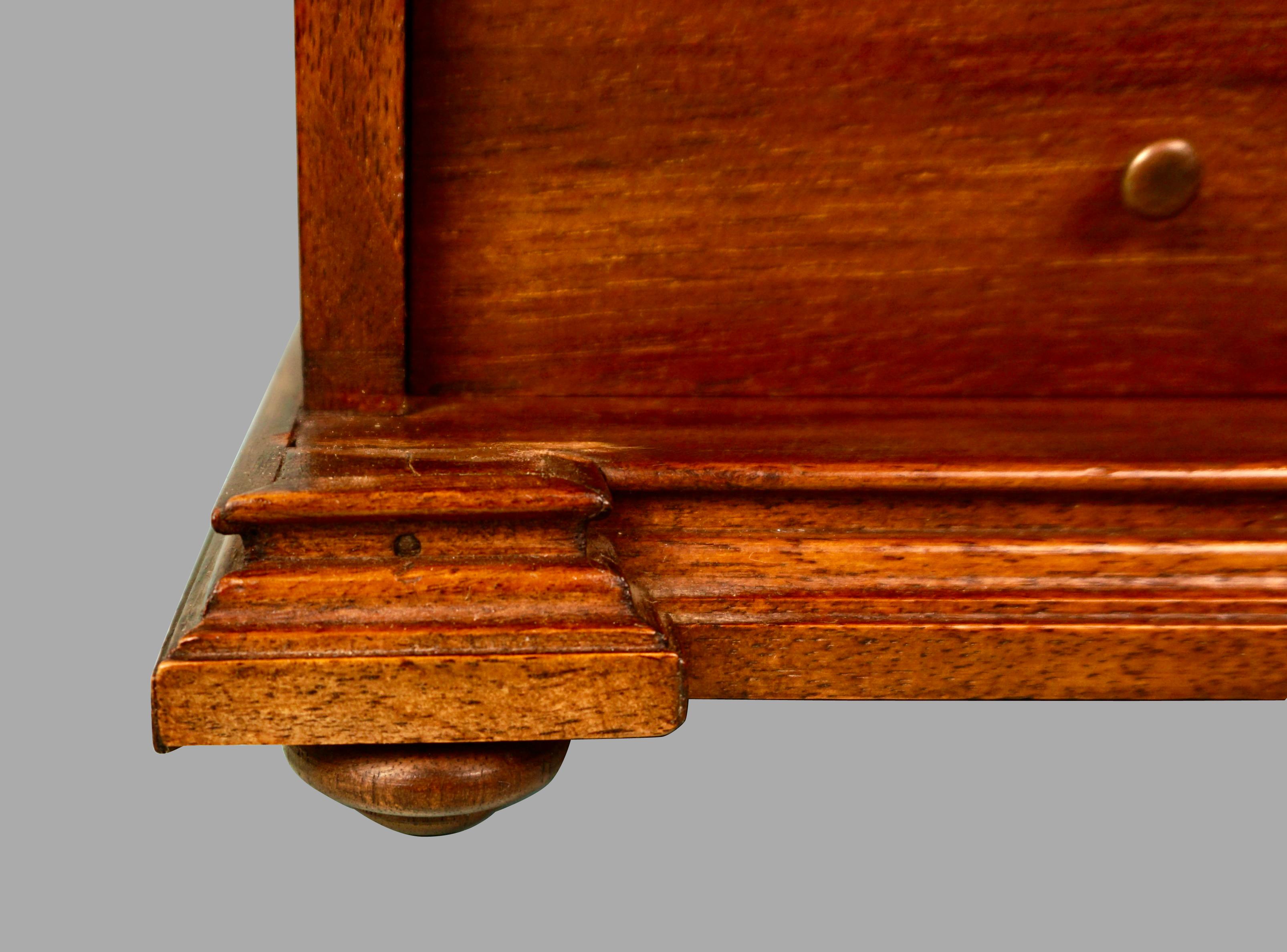 Neoklassizistischer Tischschrank aus Nussbaumholz mit verspiegelter Innenseite und Schubladen (Walnuss) im Angebot