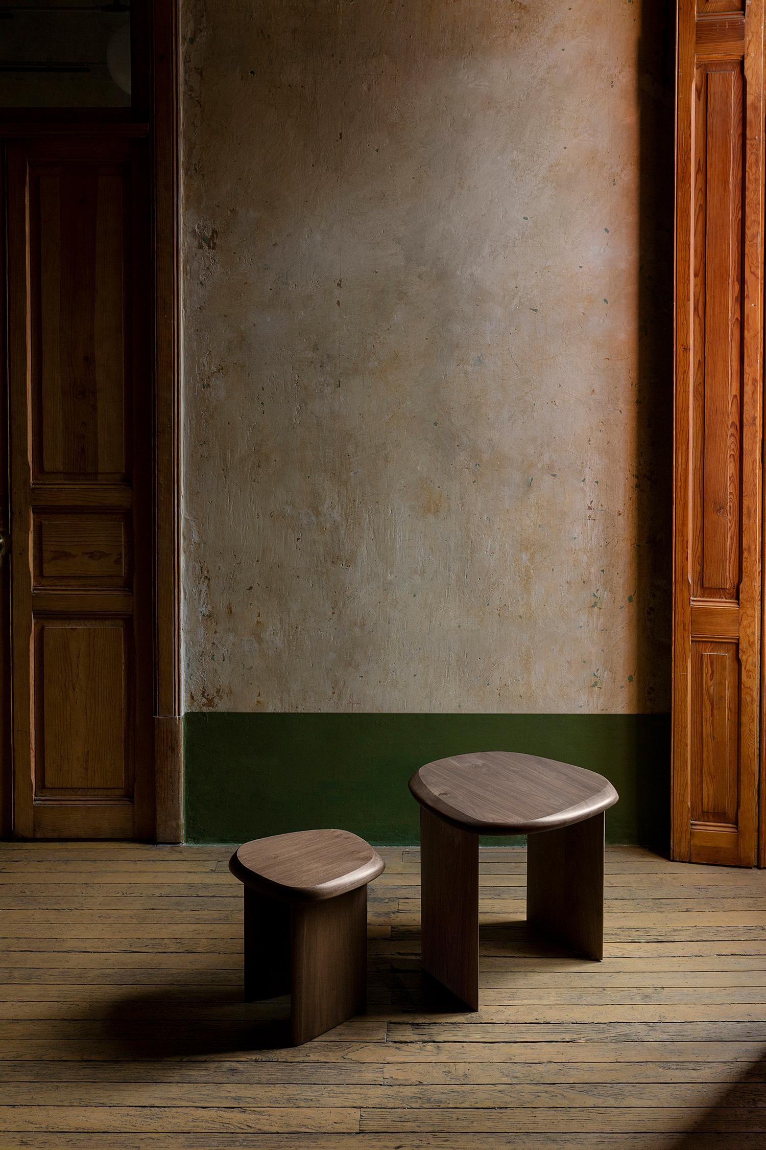 Moderne Table d'appoint Duna Nest, table de chevet en bois de noyer par Joel Escalona en vente