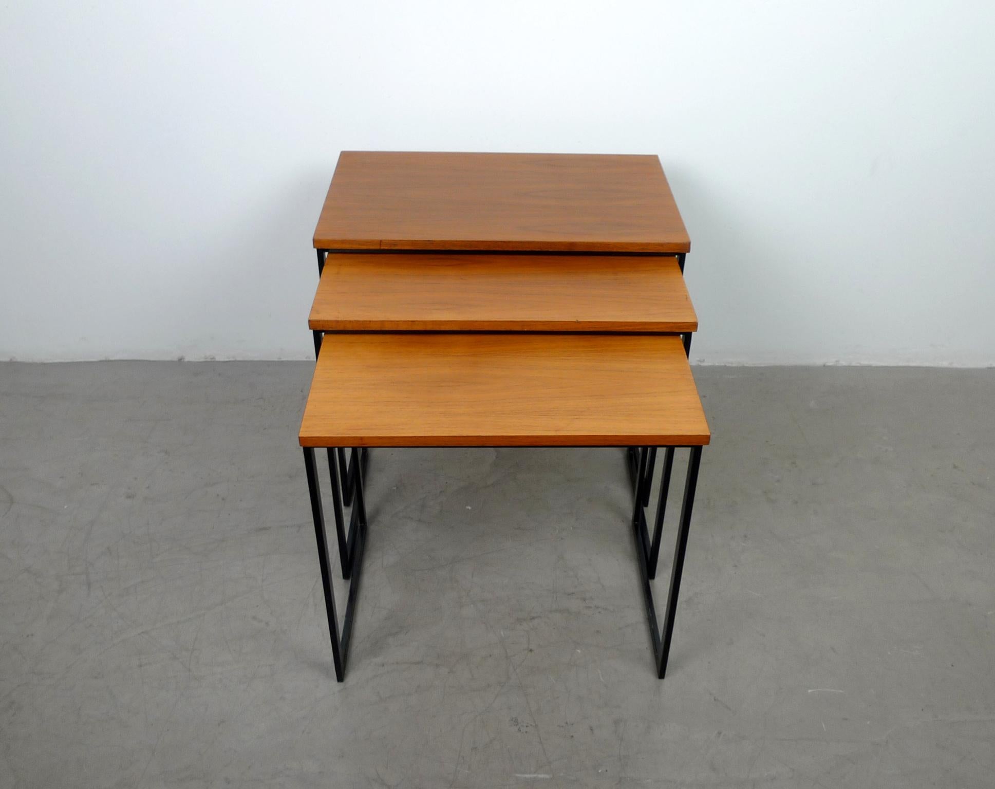 Set of three nesting tables with slender black lacquered metal frames and walnut tops from the 1960s.
The middle table measures 55 x 36 x 52 cm (W x D x H).
The small table measures 51 x 36 x 49 cm (W x D x H)
The dimensions of the large table