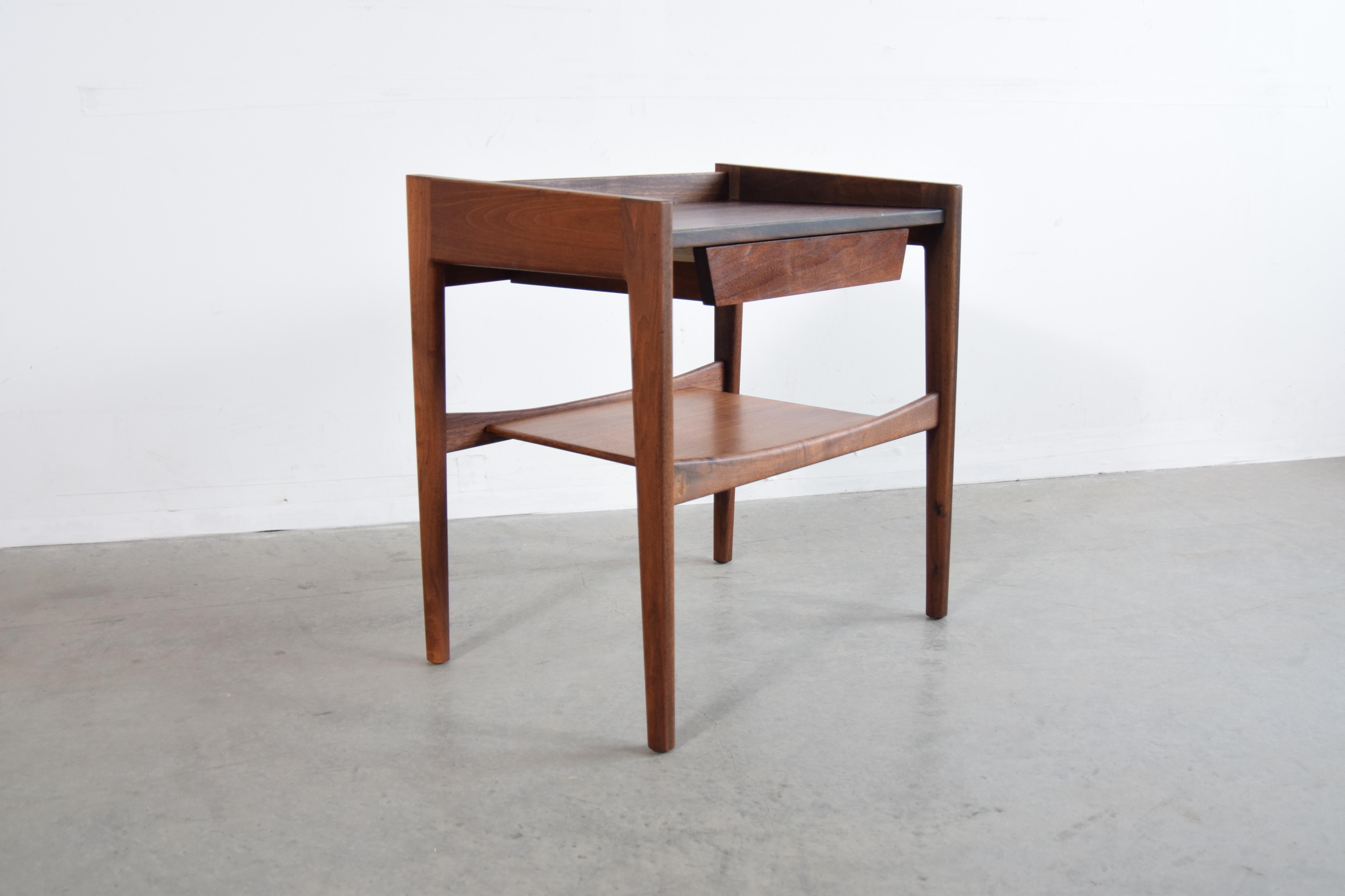 Night stand in walnut, circa 1968, designed and manufactured by Jens Risom (1916 - 2016). Stand has one drawer, and one lower shelf. This piece could also be used as an end table.

Jens Risom was a Danish American furniture designer. An exemplar of