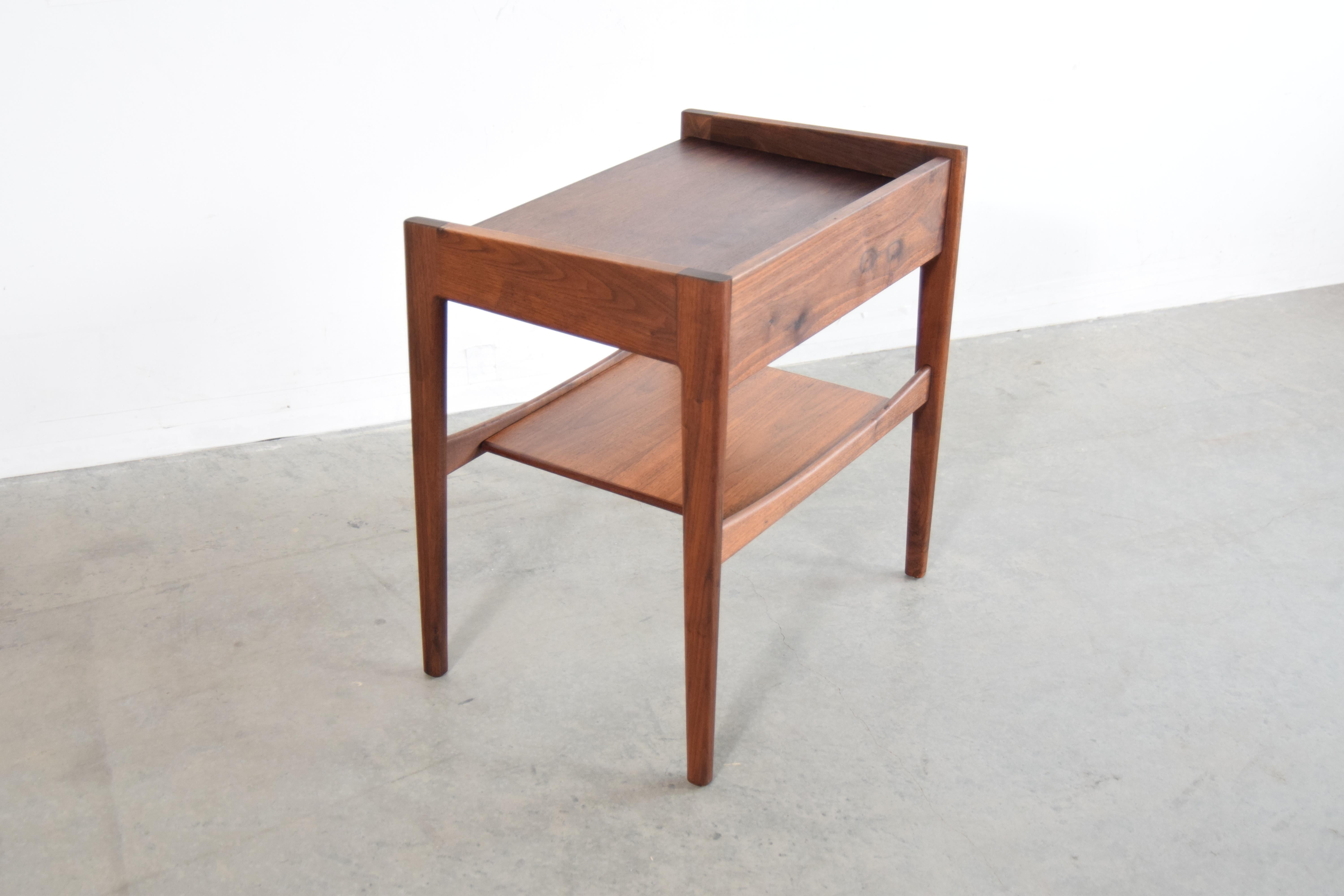 Walnut Night Stand or End Table by Jens Risom In Good Condition In Providence, RI