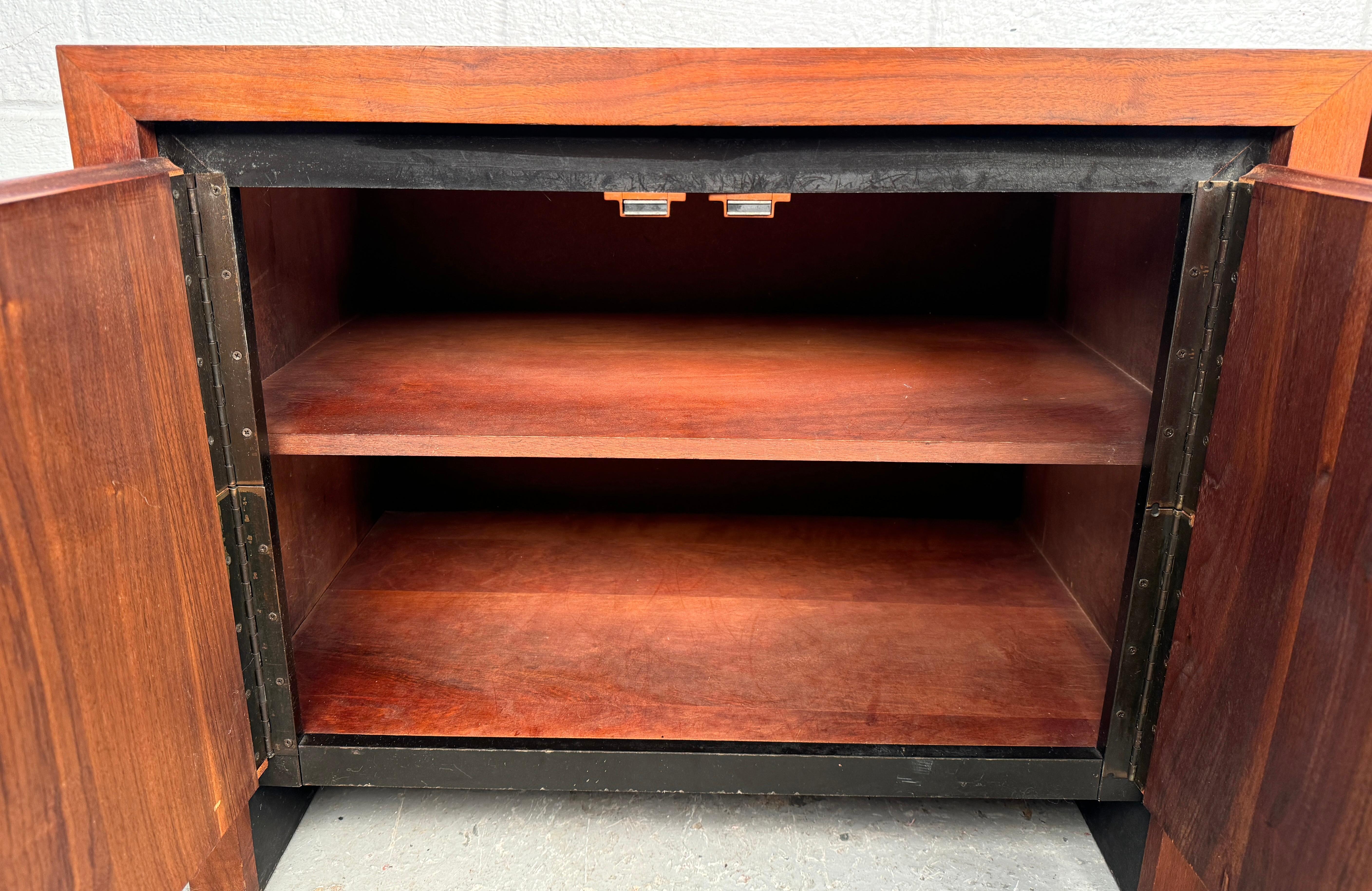 Paire de tables de chevet en noyer de The Modernity en vente 3