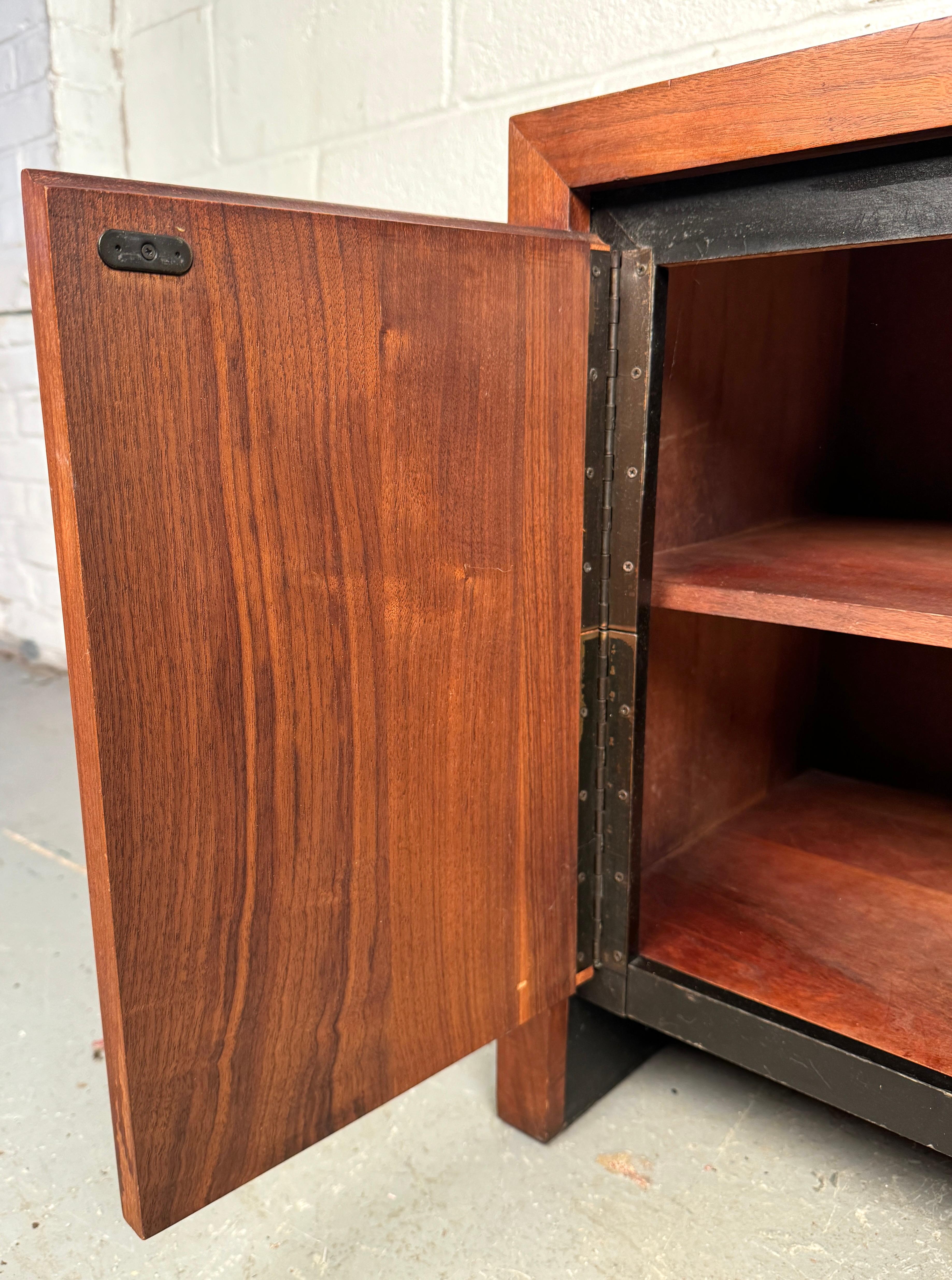 Paire de tables de chevet en noyer de The Modernity en vente 4