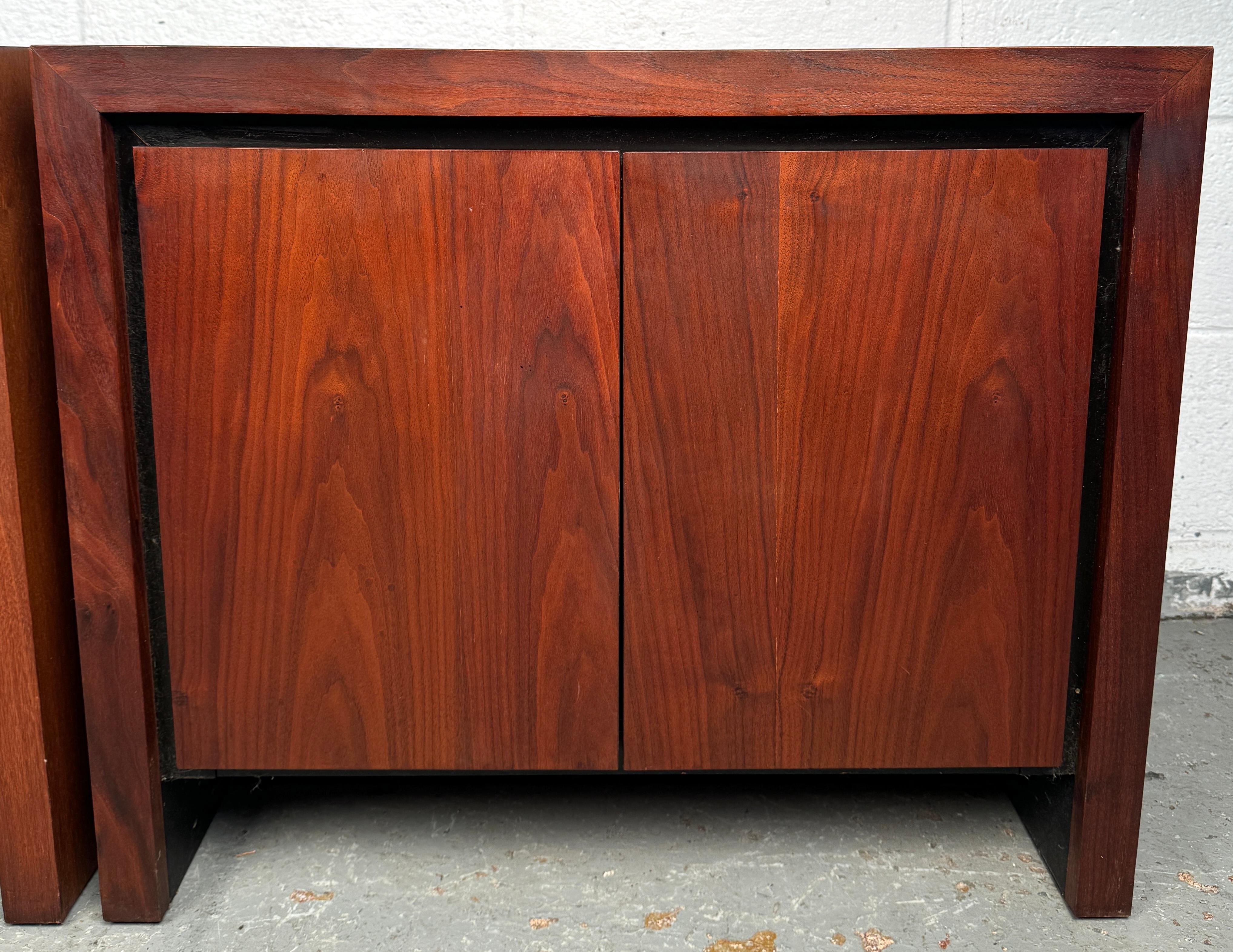 Paire de tables de chevet en noyer de The Modernity en vente 5