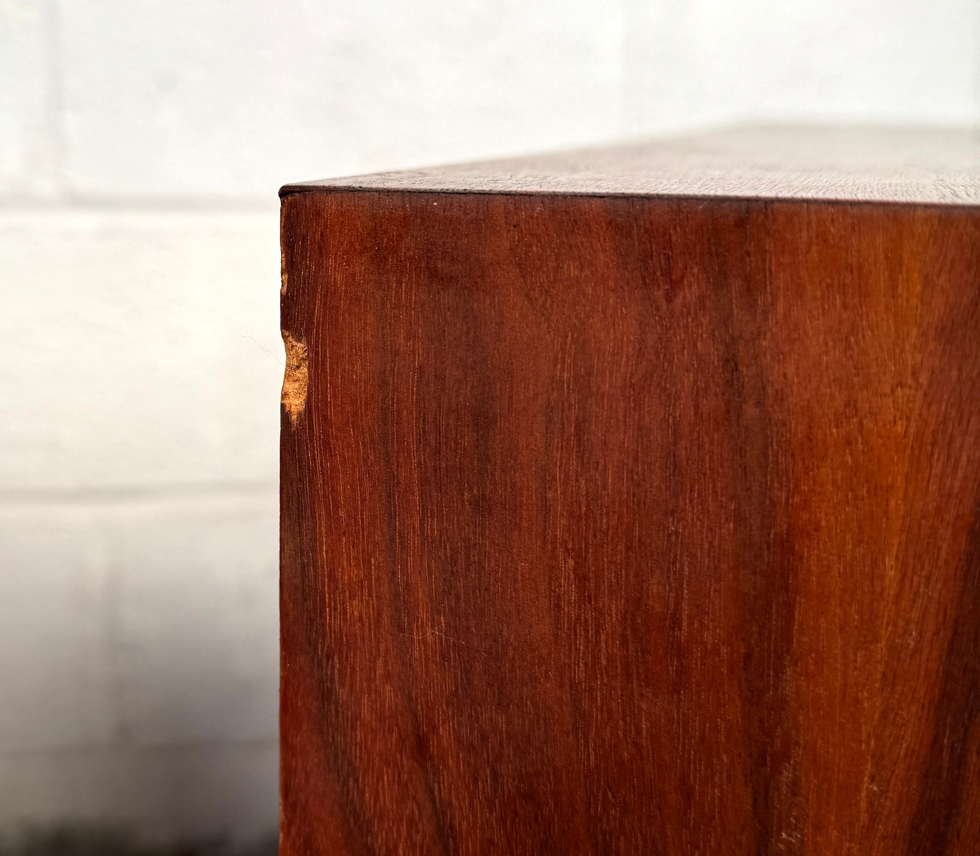 Paire de tables de chevet en noyer de The Modernity en vente 6