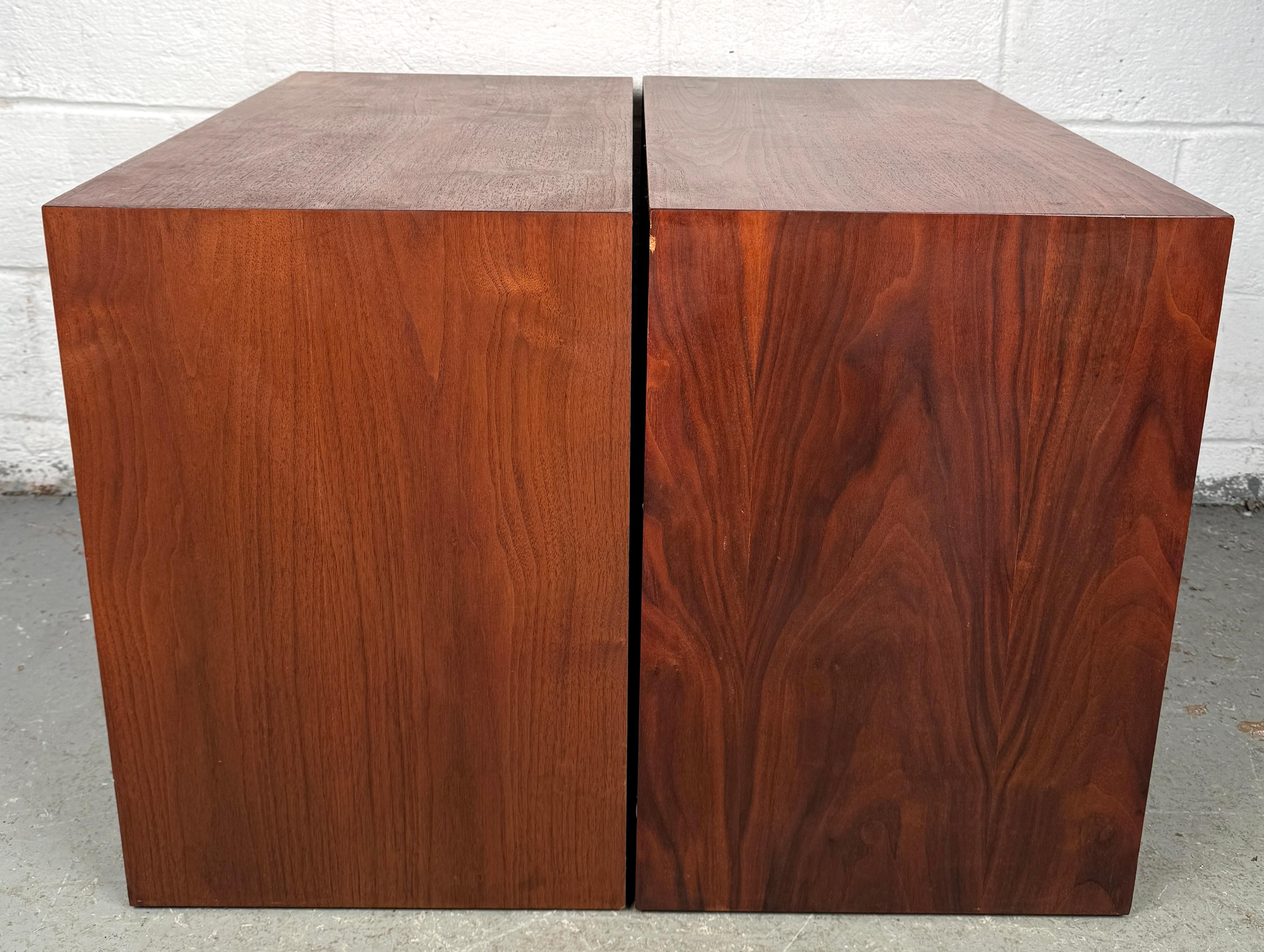 Paire de tables de chevet en noyer de The Modernity en vente 7