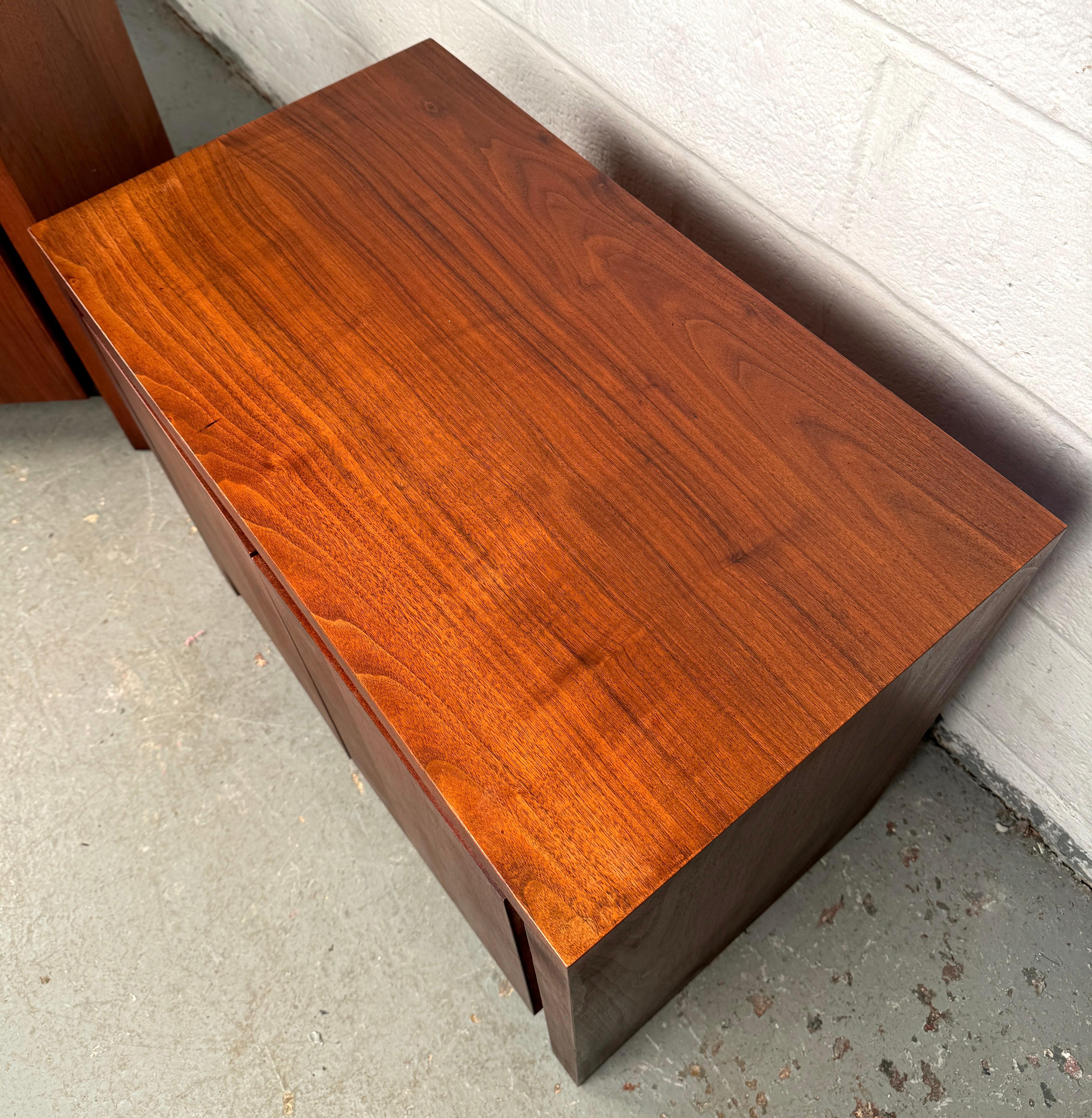 Paire de tables de chevet en noyer de The Modernity en vente 8