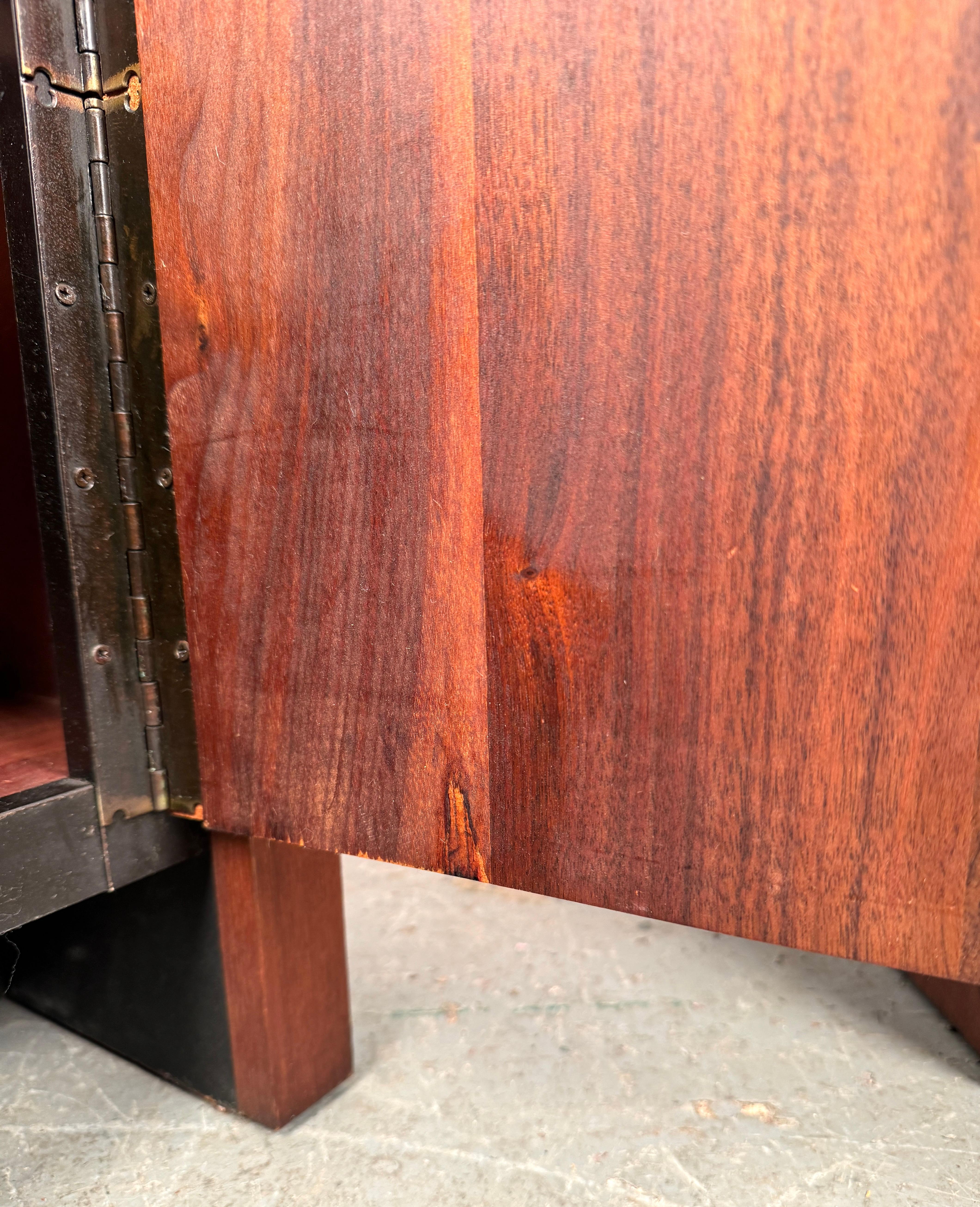 Paire de tables de chevet en noyer de The Modernity en vente 9
