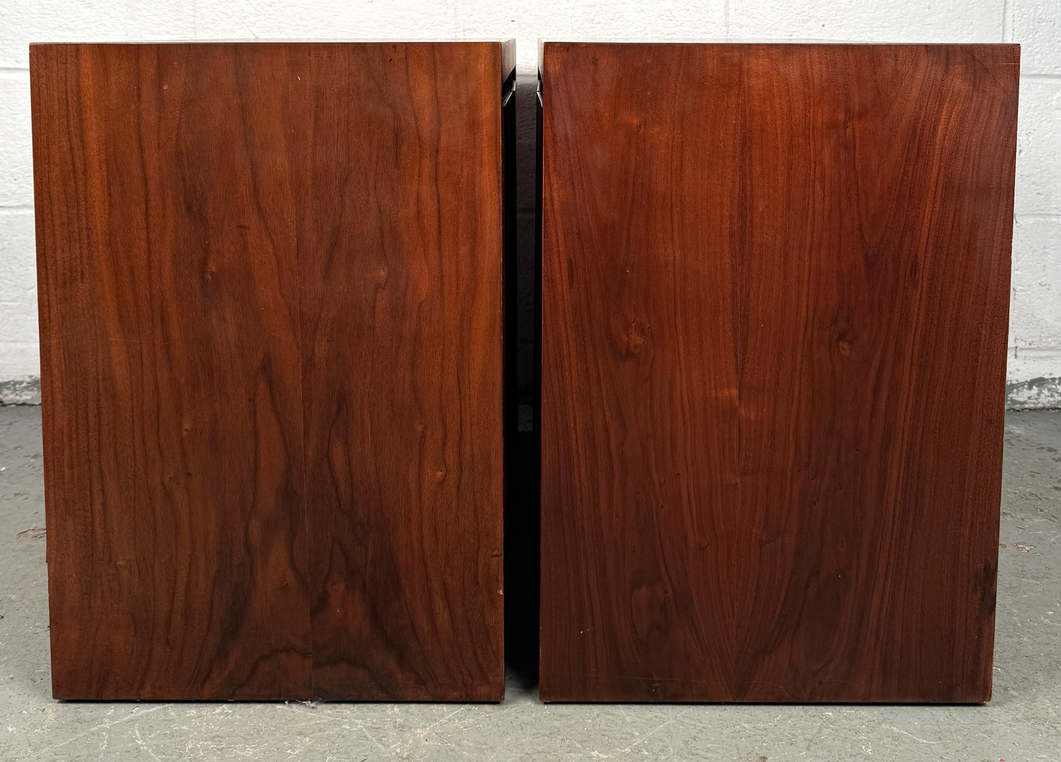 Paire de tables de chevet en noyer de The Modernity en vente 10