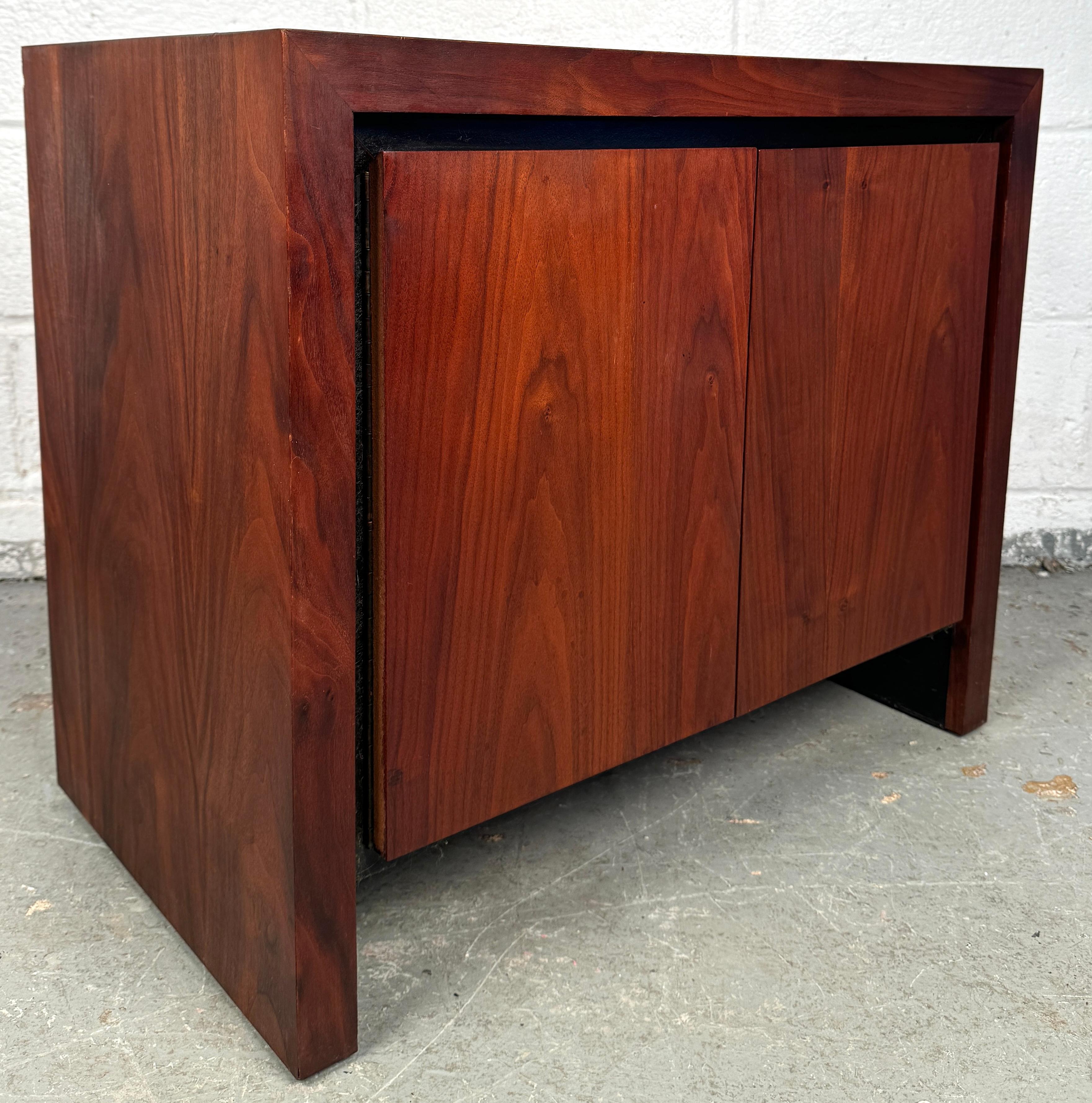 Paire de tables de chevet en noyer de The Modernity en vente 11