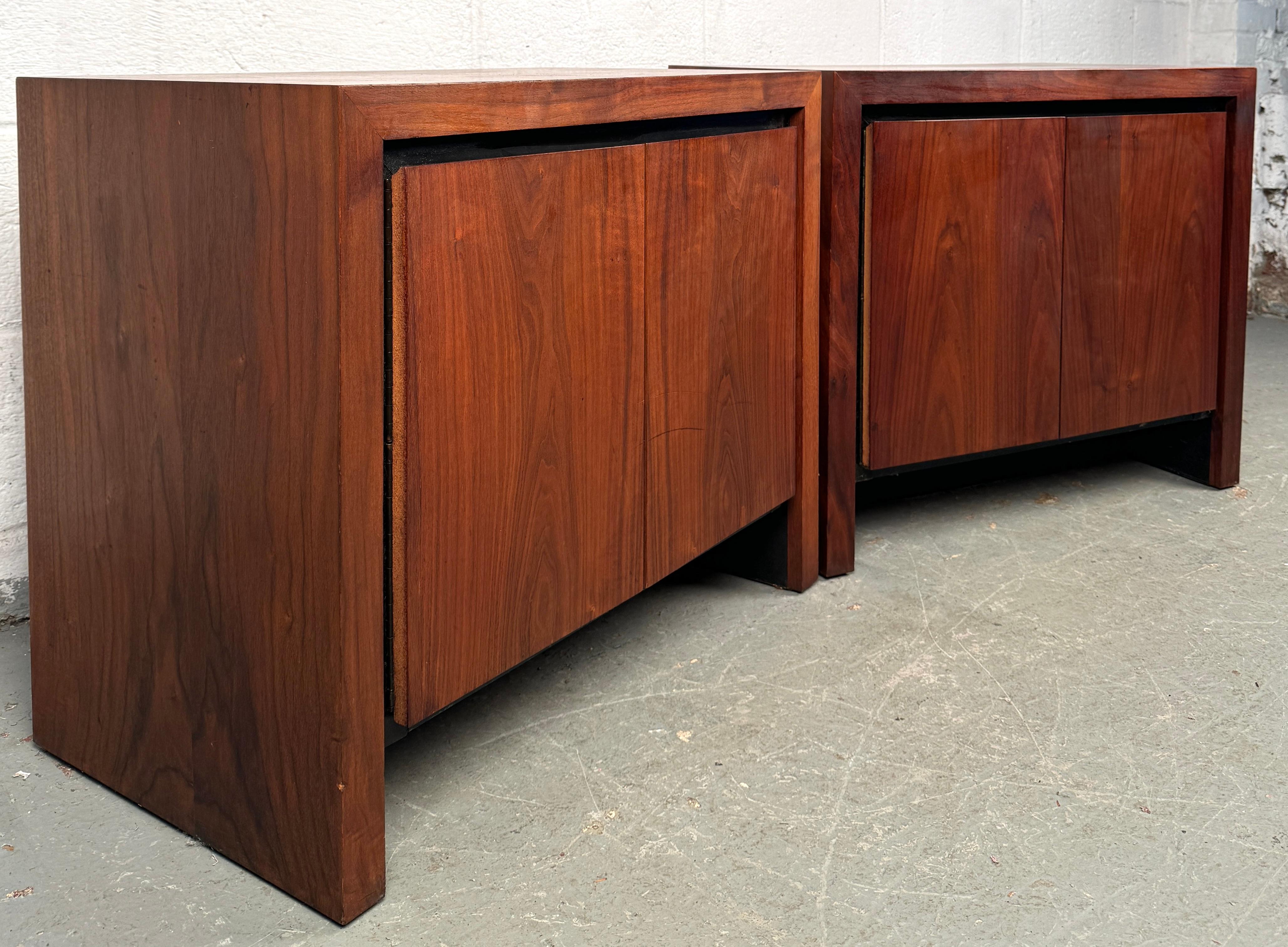 Mid-Century Modern Paire de tables de chevet en noyer de The Modernity en vente
