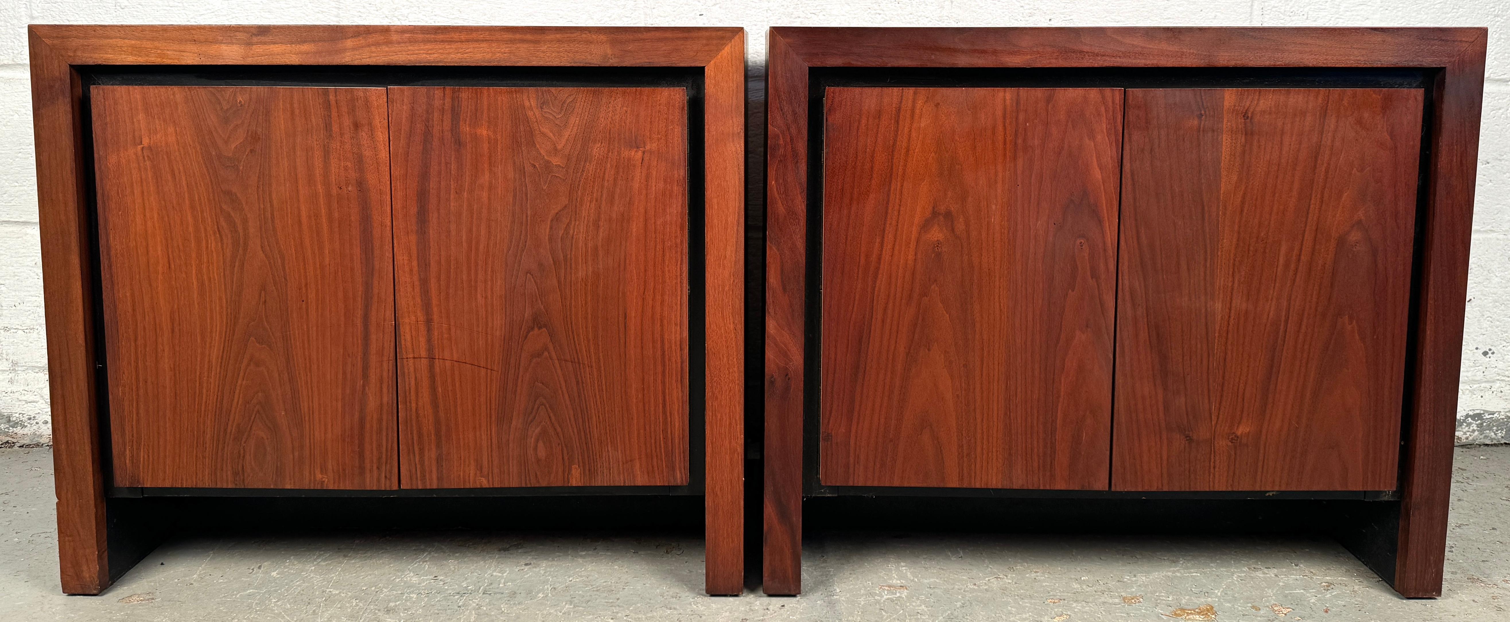 Américain Paire de tables de chevet en noyer de The Modernity en vente