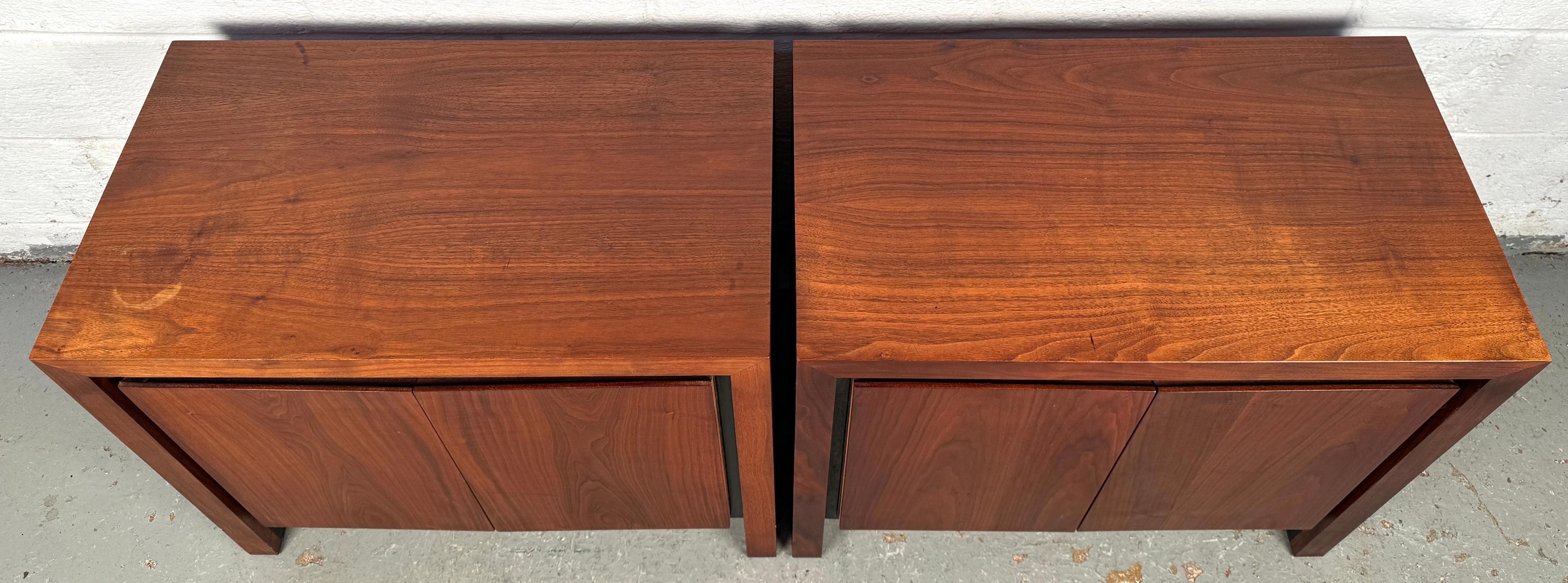 Paire de tables de chevet en noyer de The Modernity Bon état - En vente à Brooklyn, NY