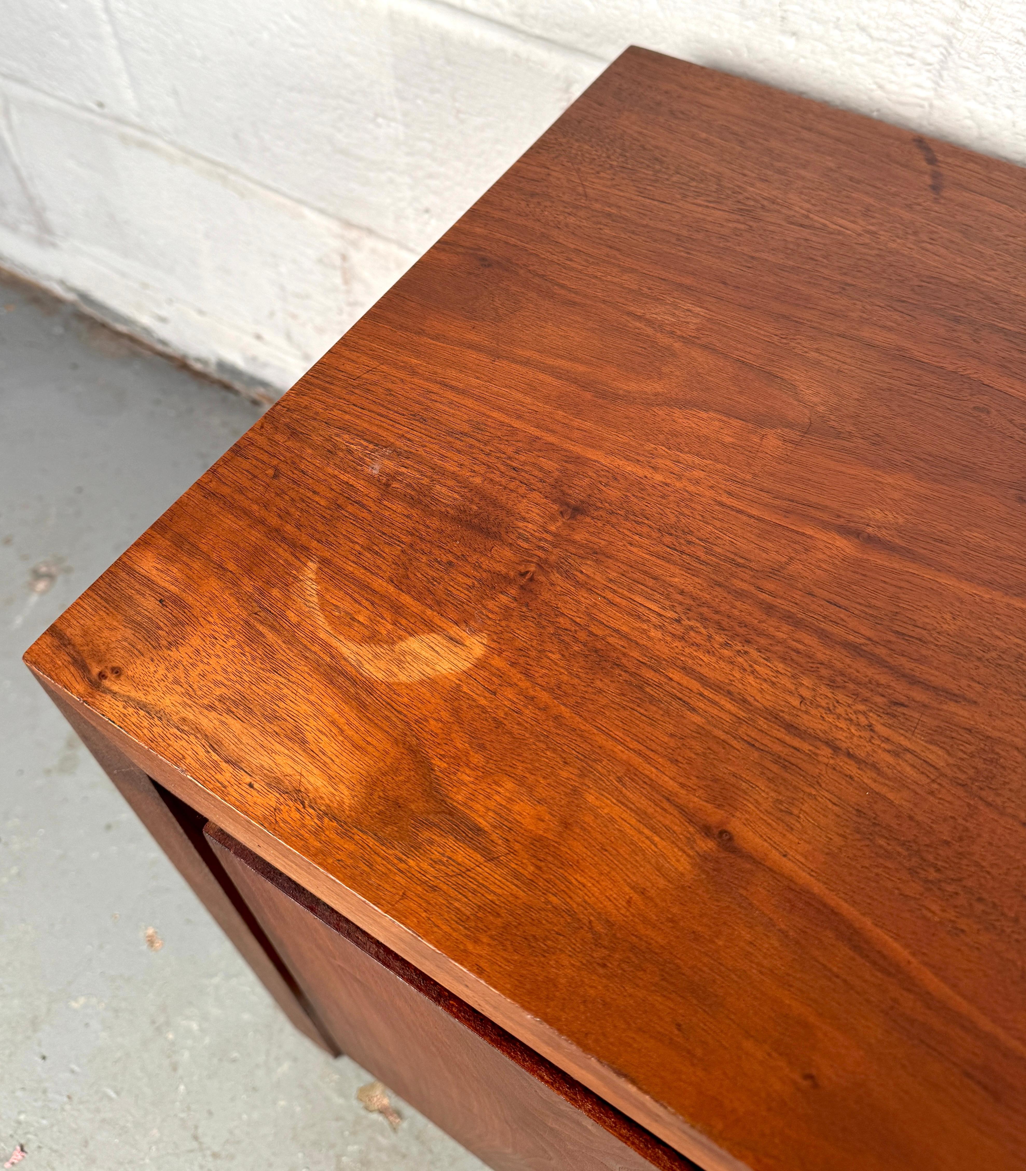 20ième siècle Paire de tables de chevet en noyer de The Modernity en vente