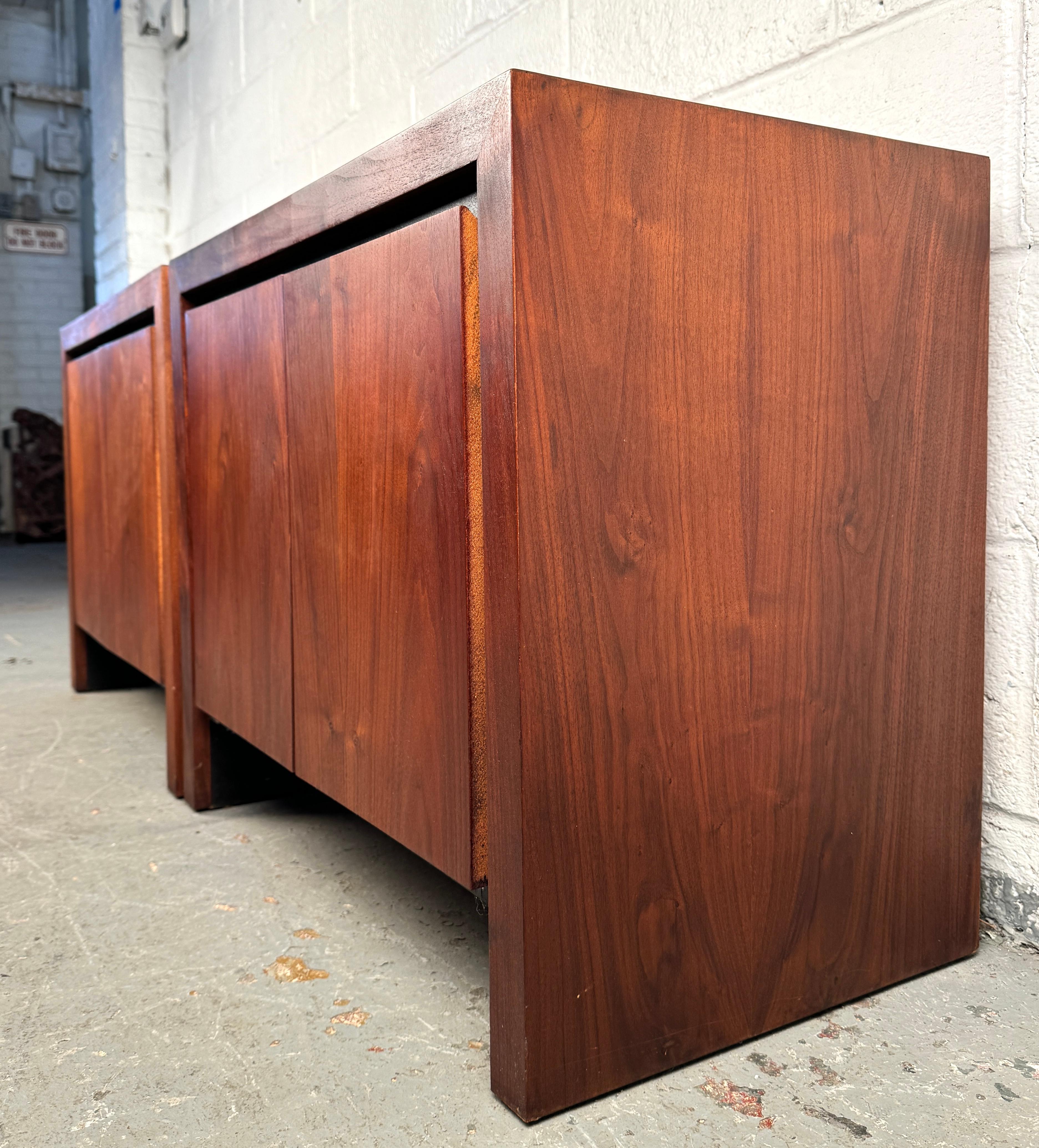 Noyer Paire de tables de chevet en noyer de The Modernity en vente