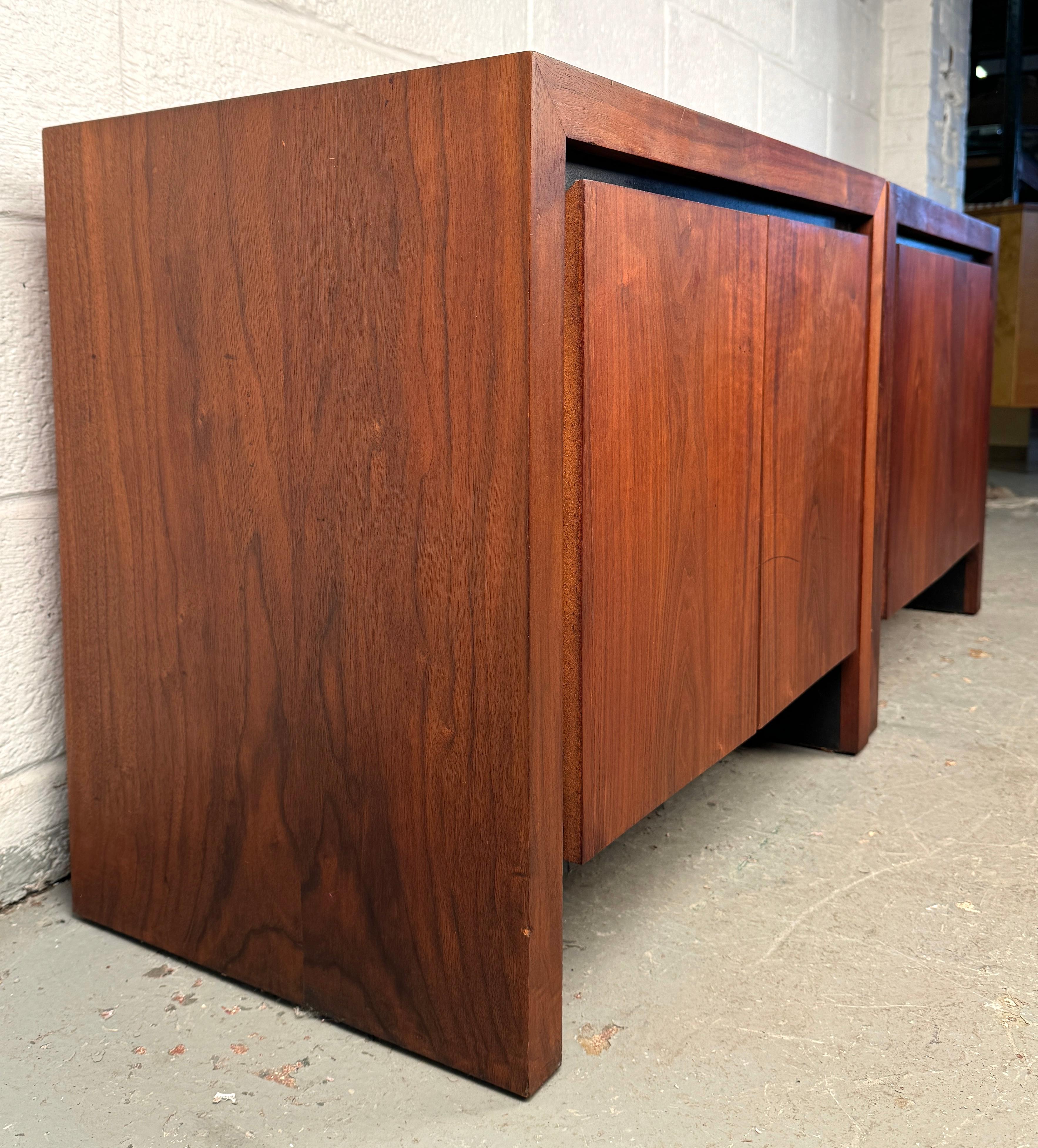Paire de tables de chevet en noyer de The Modernity en vente 1