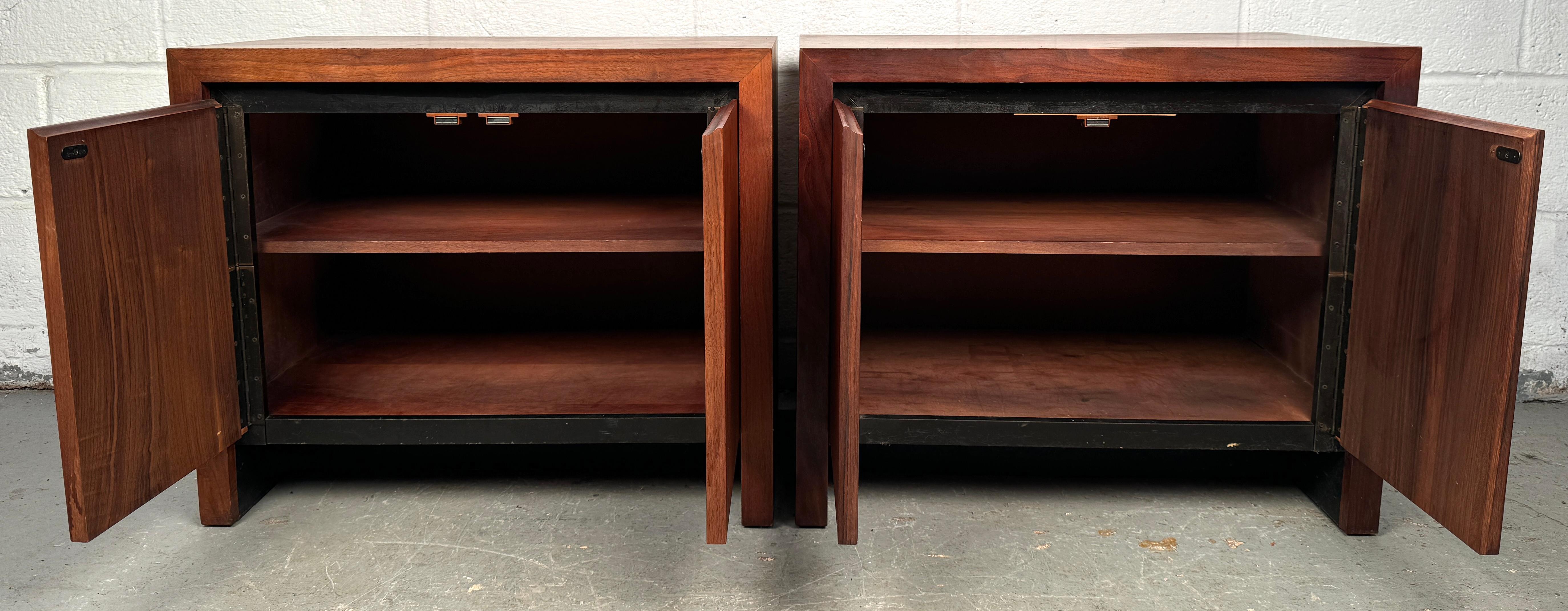 Paire de tables de chevet en noyer de The Modernity en vente 2