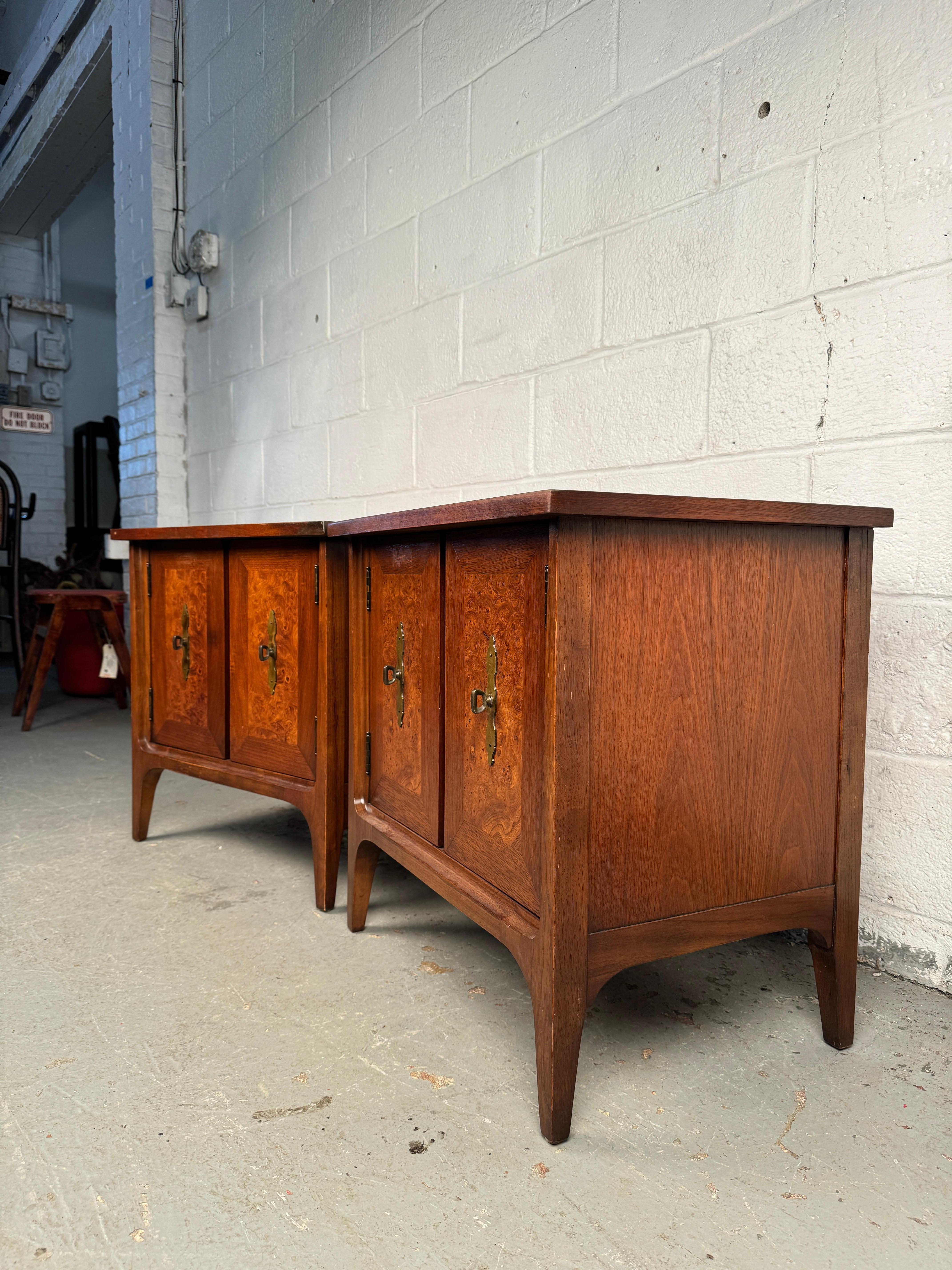 Mid-Century moderno Comodini in noce con intarsi in radica di R-Way in vendita