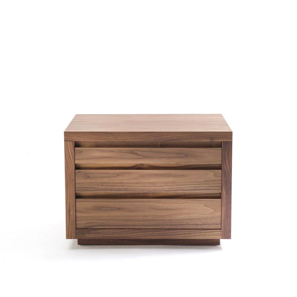Table de nuit Lieno Walnut fabriquée en noyer
contreplaqué, présente des façades en bois dur avec des 
poignée fraisée. Les tiroirs sont fabriqués avec 
les joints en queue d'aronde s'emboîtant les uns dans les autres et glissant sur 
guides