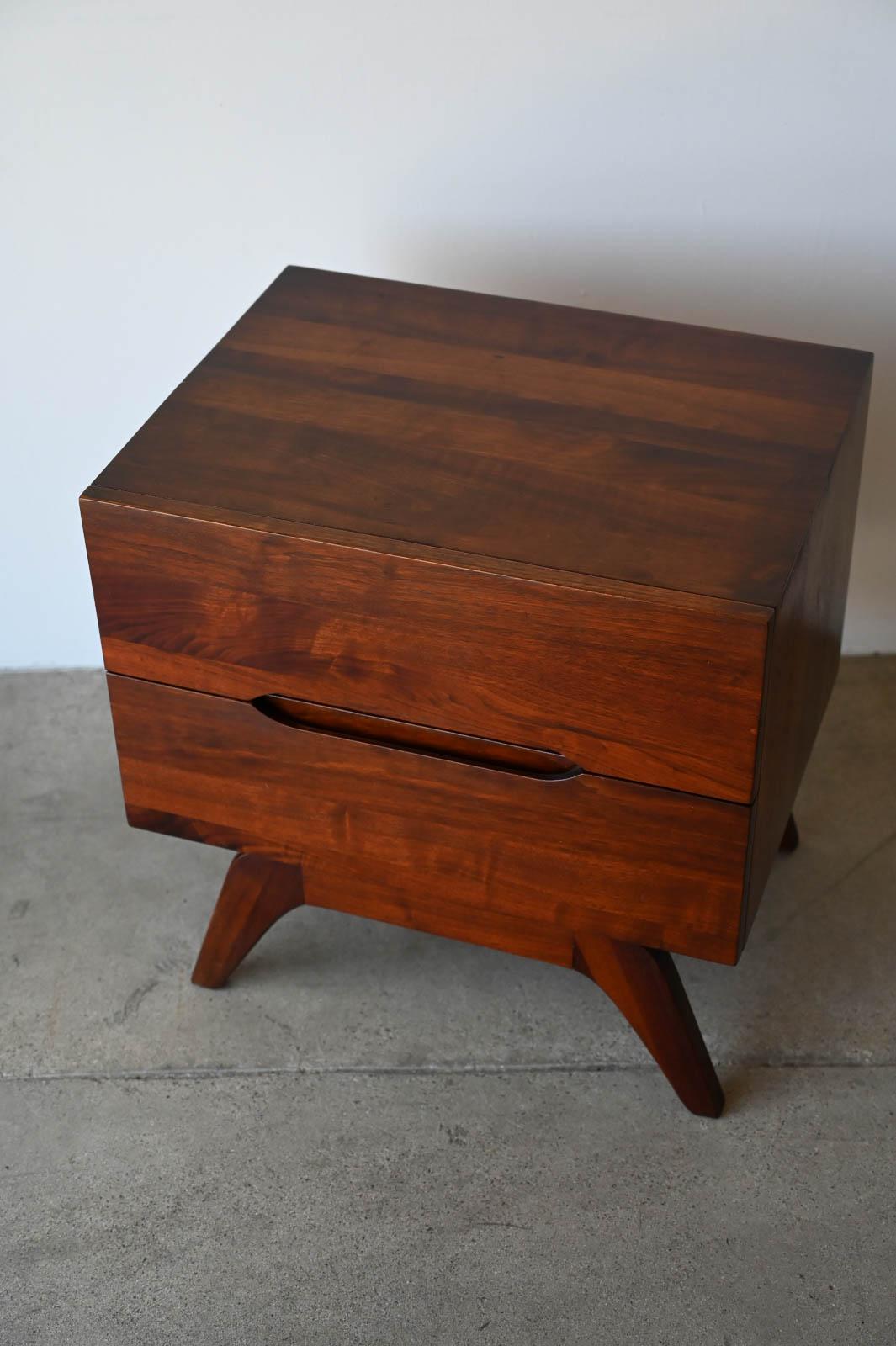 Walnut Nightstand or End Table by Ace-Hi of California, ca. 1960 In Good Condition In Costa Mesa, CA