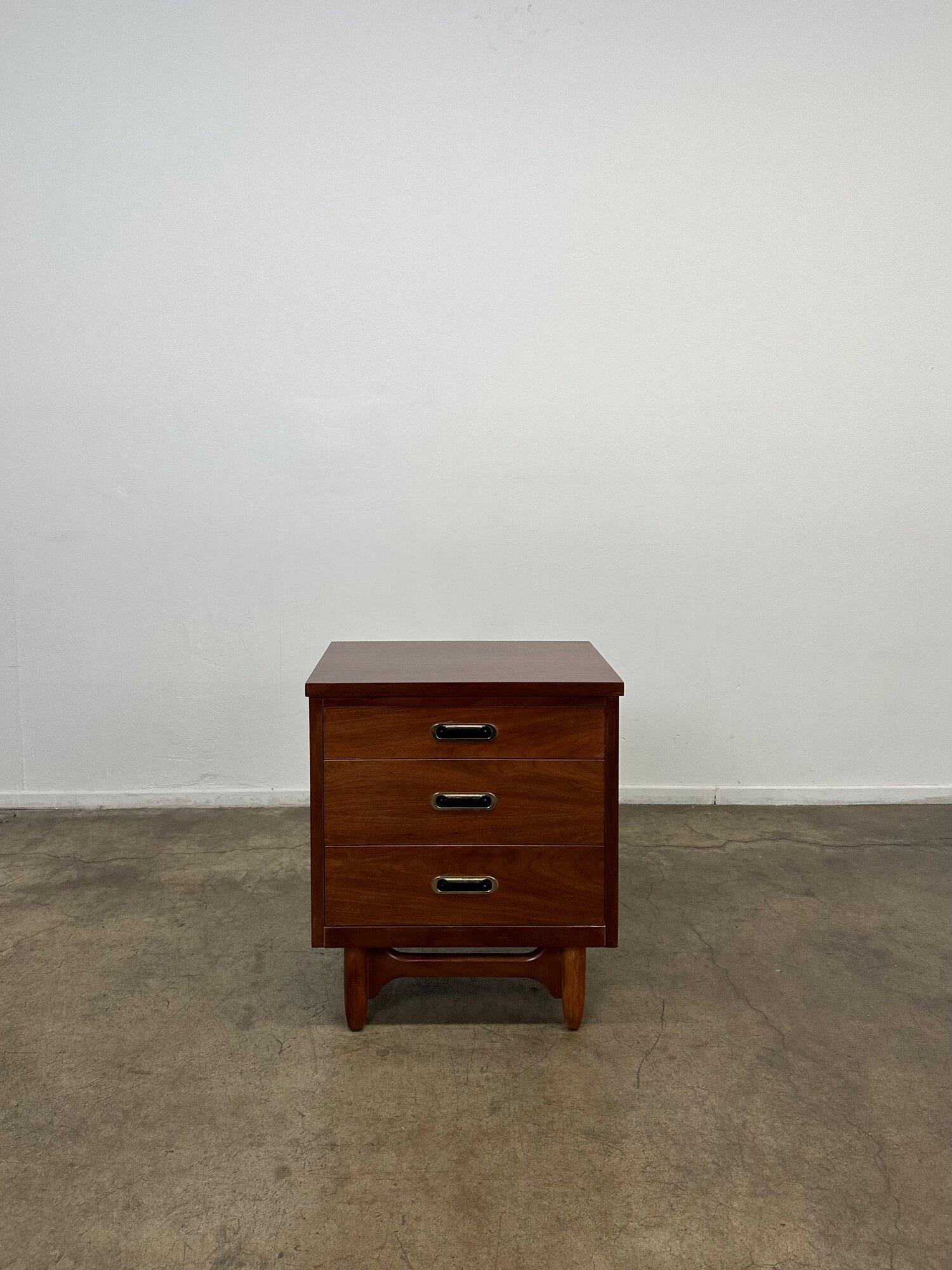 W22 D16 H26

Refinished midcentury walnut nightstand. Item offer three drawers of storage and is a bit on the taller narrow side, harder to find dimensions for nightstands. Price is for a single nightstand.