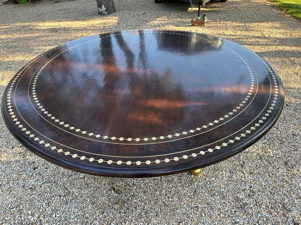 Regency Table de salle à manger en noyer et Oak Oak avec incrustations, anneau en bronze doré, d'après George Bullock en vente