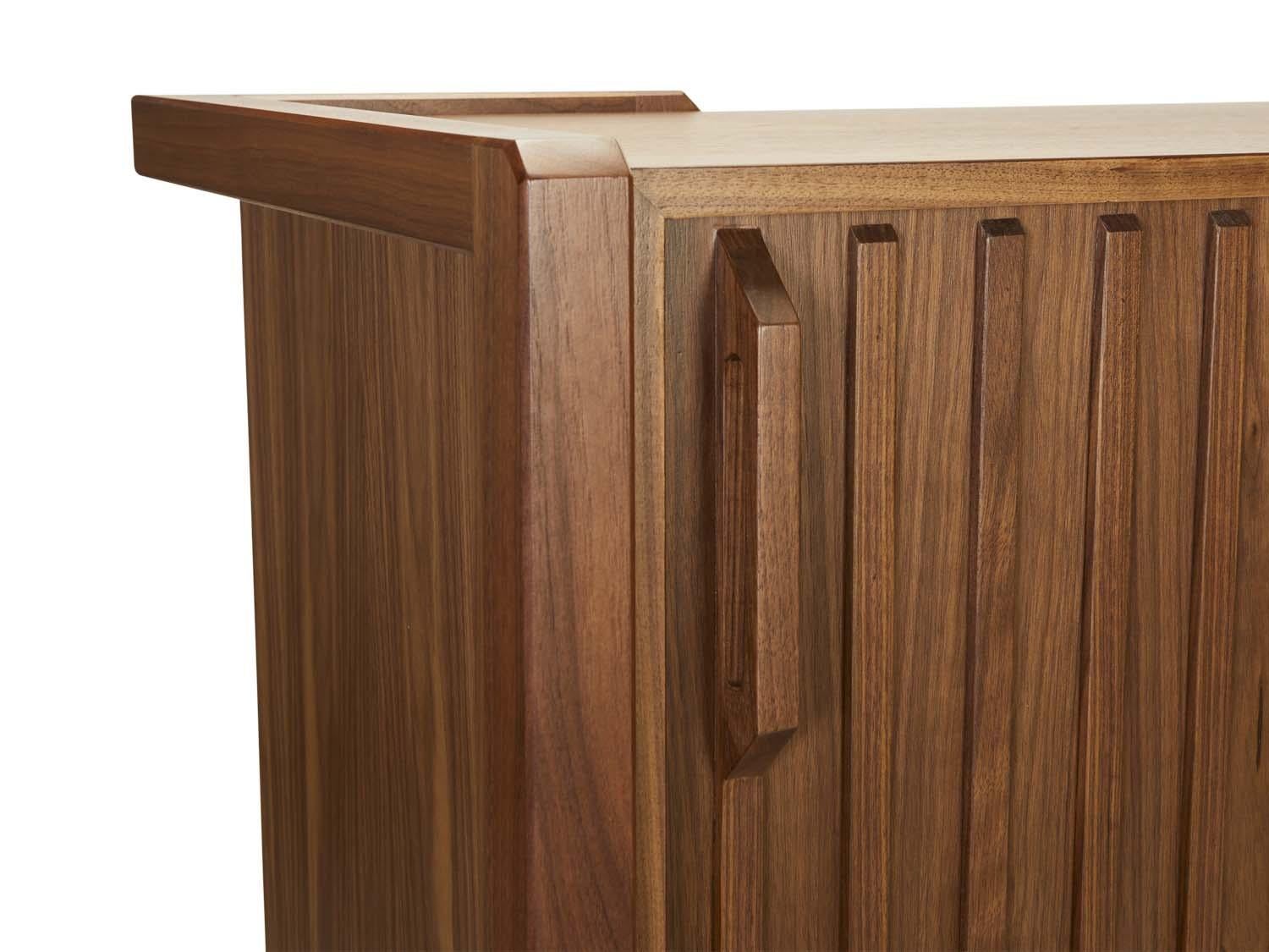 Mid-Century moderno Credenza Ojai in noce di Lawson-Fenning in vendita