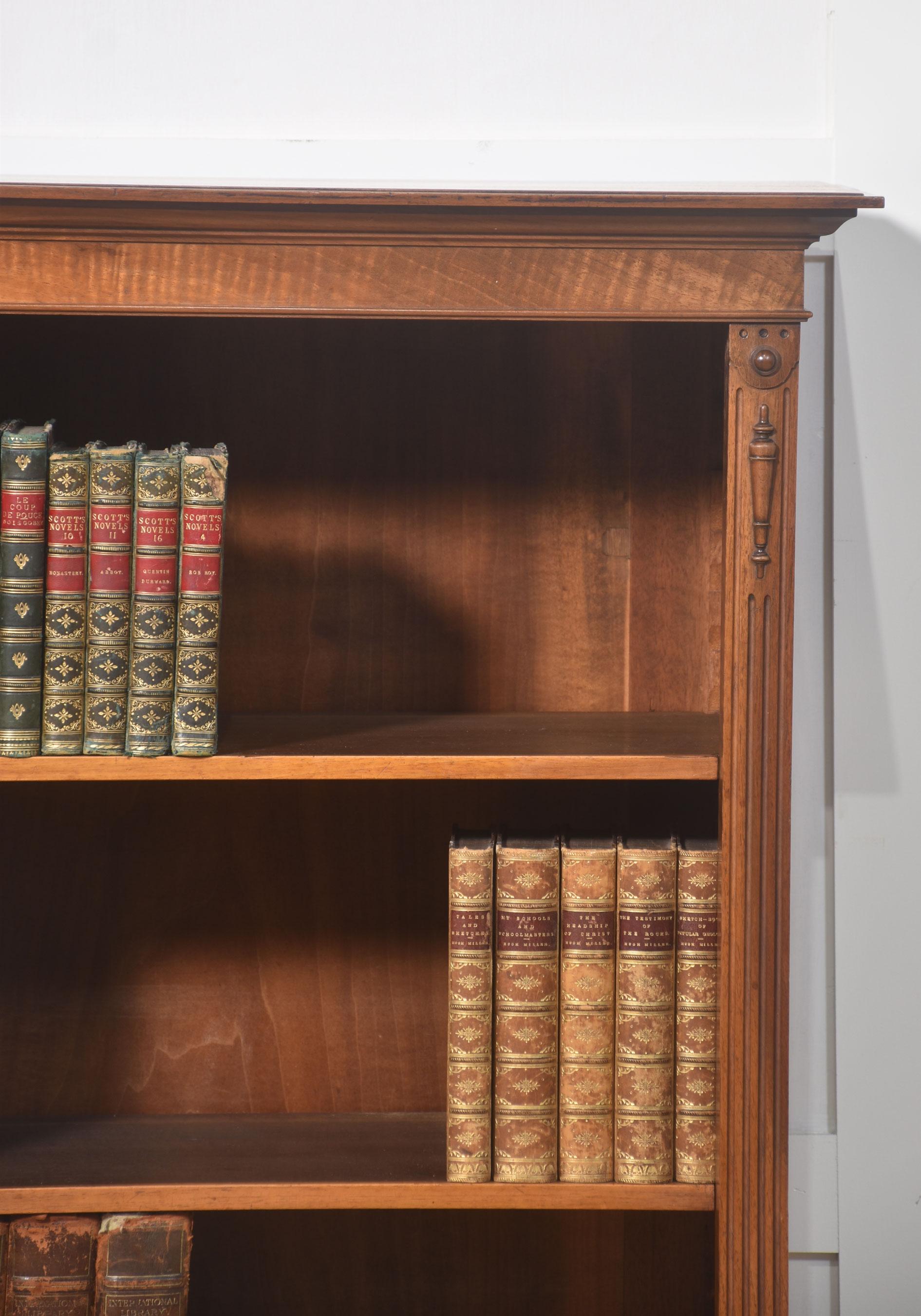 Walnut open bookcase In Good Condition For Sale In Cheshire, GB