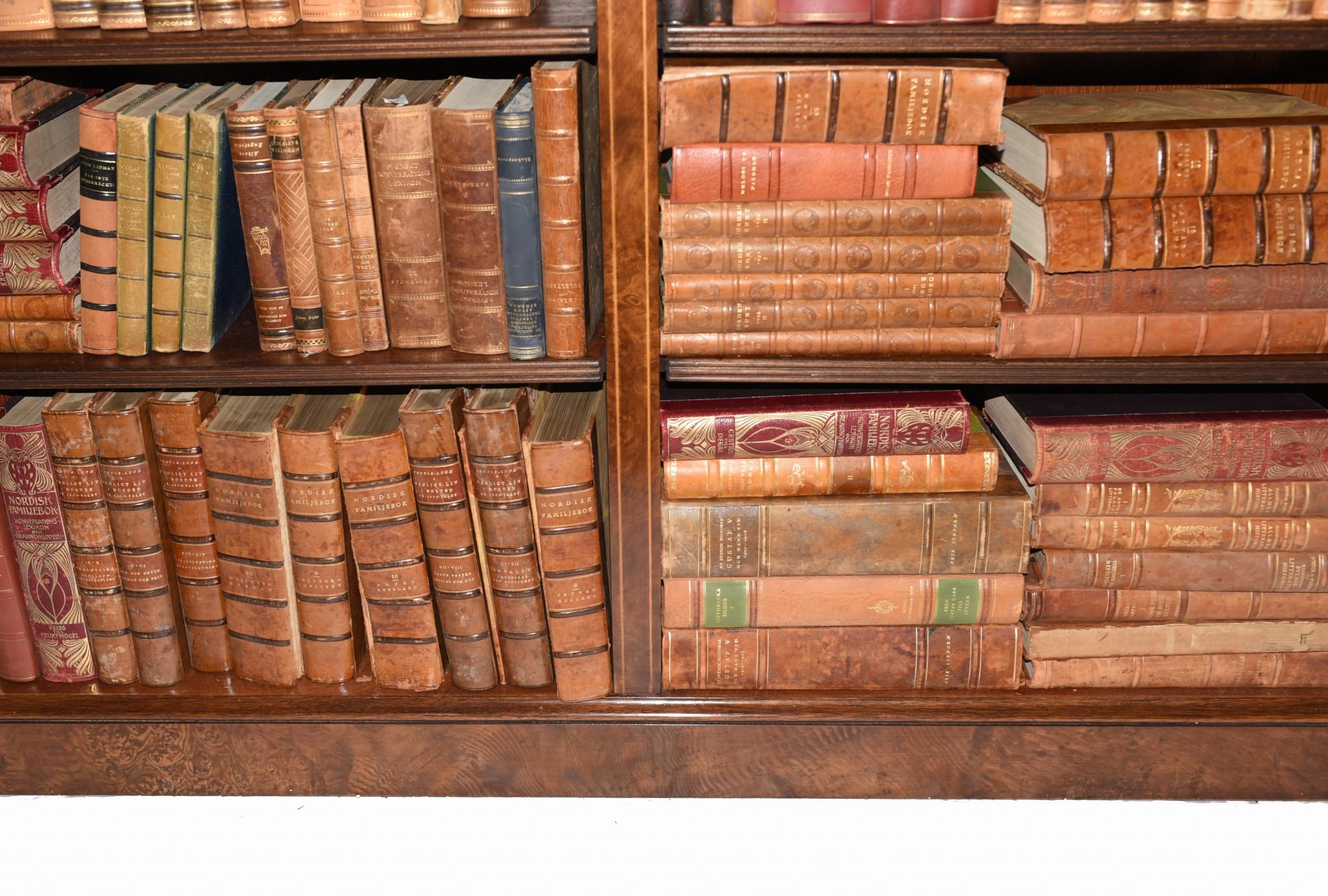 Walnut Open Bookcase, Regency Inlay Bookcases Study Interiors In Good Condition For Sale In Potters Bar, GB