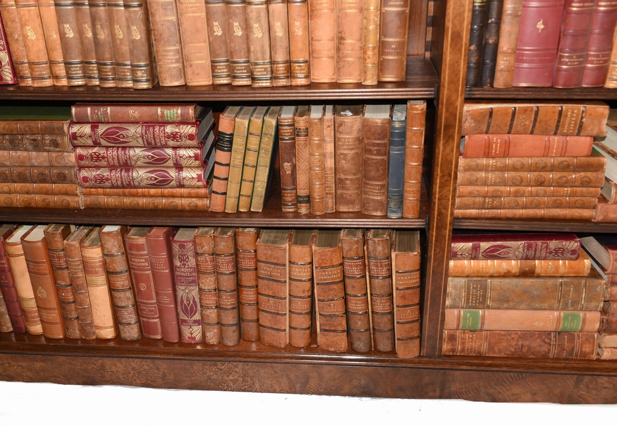 Bibliothèque ouverte en noyer - Bibliothèques en marqueterie Regency Study Interiors en vente 3