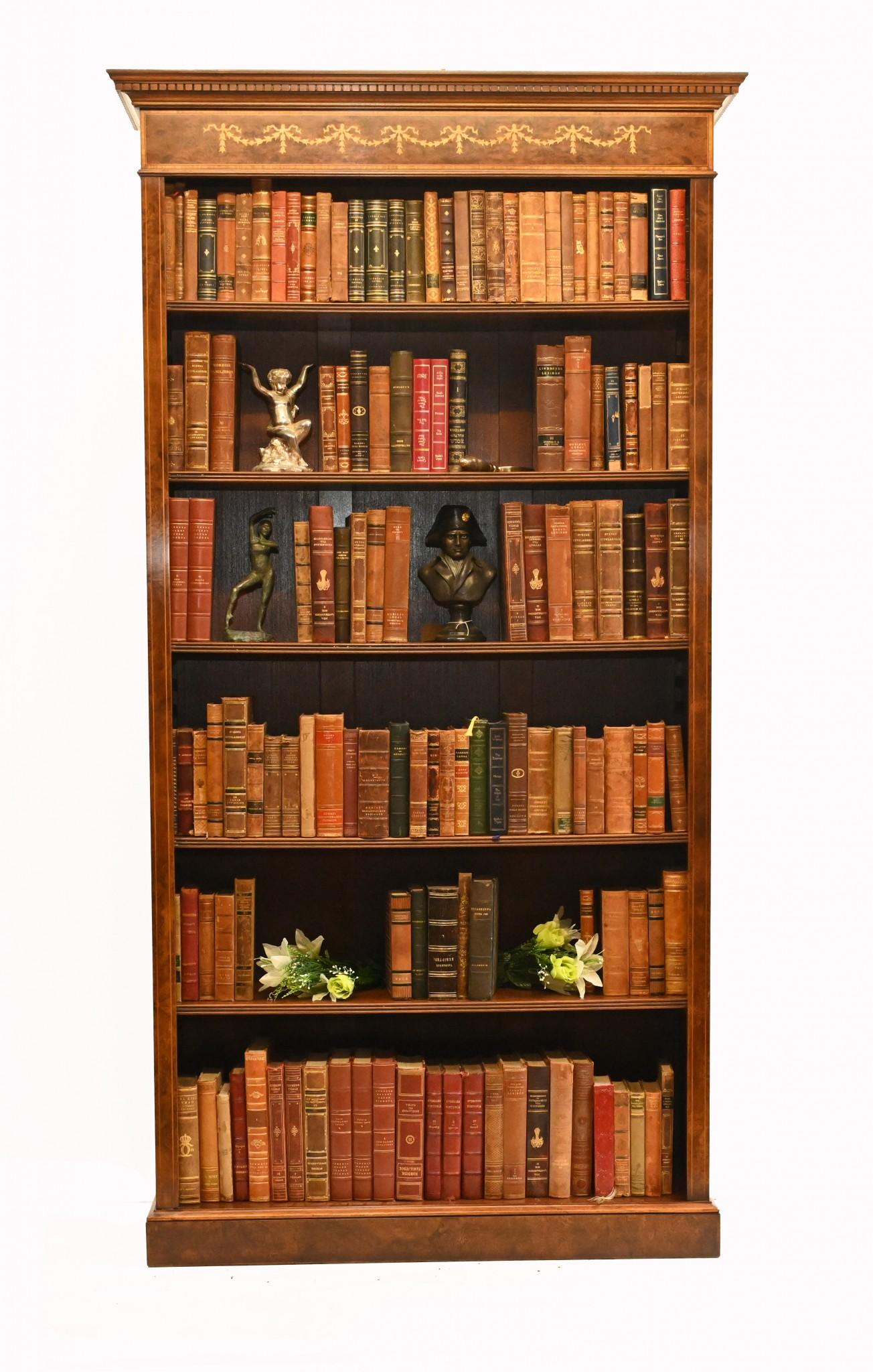 Sie sehen hier ein einzelnes offenes Bücherregal im englischen Sheraton-Stil, handgefertigt aus feinstem Nussbaumholz. Dieses reizende Stück ist die perfekte Mischung aus dekorativer Schönheit und praktischer Funktionalität, die es zu einem