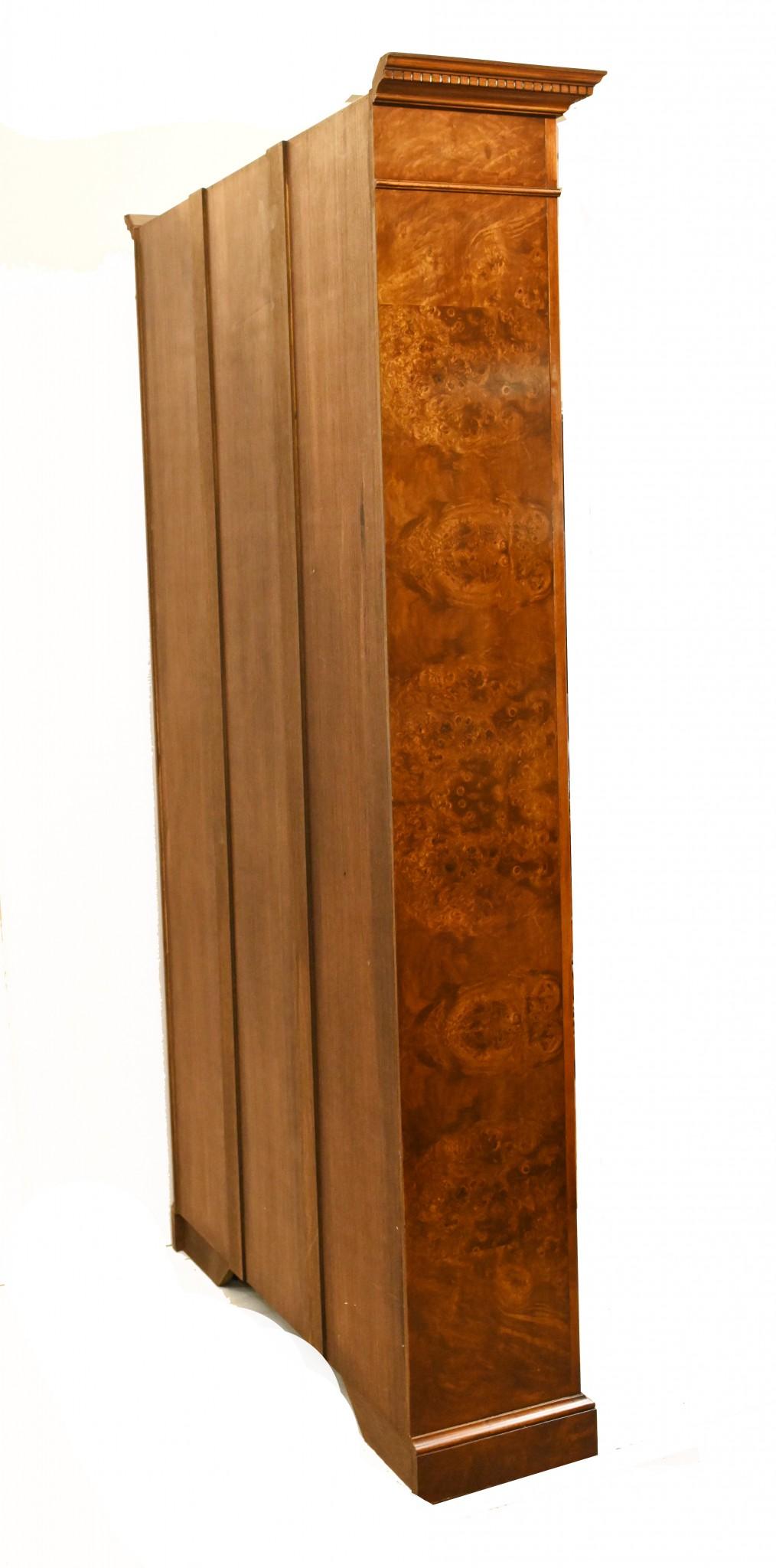You are looking at a single English Sheraton style openfront bookcase hand crafted from the finest walnut. This lovely piece is the perfect mix of decorative beauty and practical functionality to make for a vintage design classic.

Adjustable height