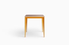 Orangefarbener quadratischer MiMi-Tisch aus Nussbaumholz von Miduny, hergestellt in Italien