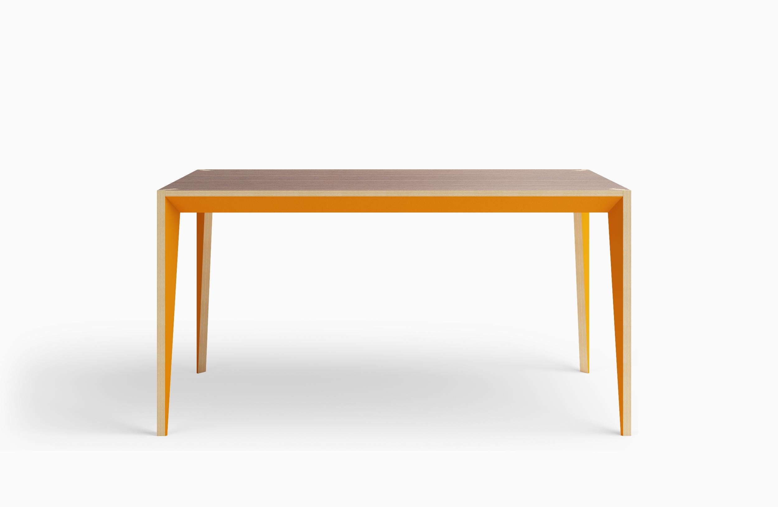 Die facettierte Geometrie des MiMi-Tisches verbindet klare Linien mit warmen Materialien und schafft ein schlankes, anmutiges Profil, das von lackierten Oberflächen unterbrochen wird, die das Licht einfangen. Dieses moderne und elegante Design