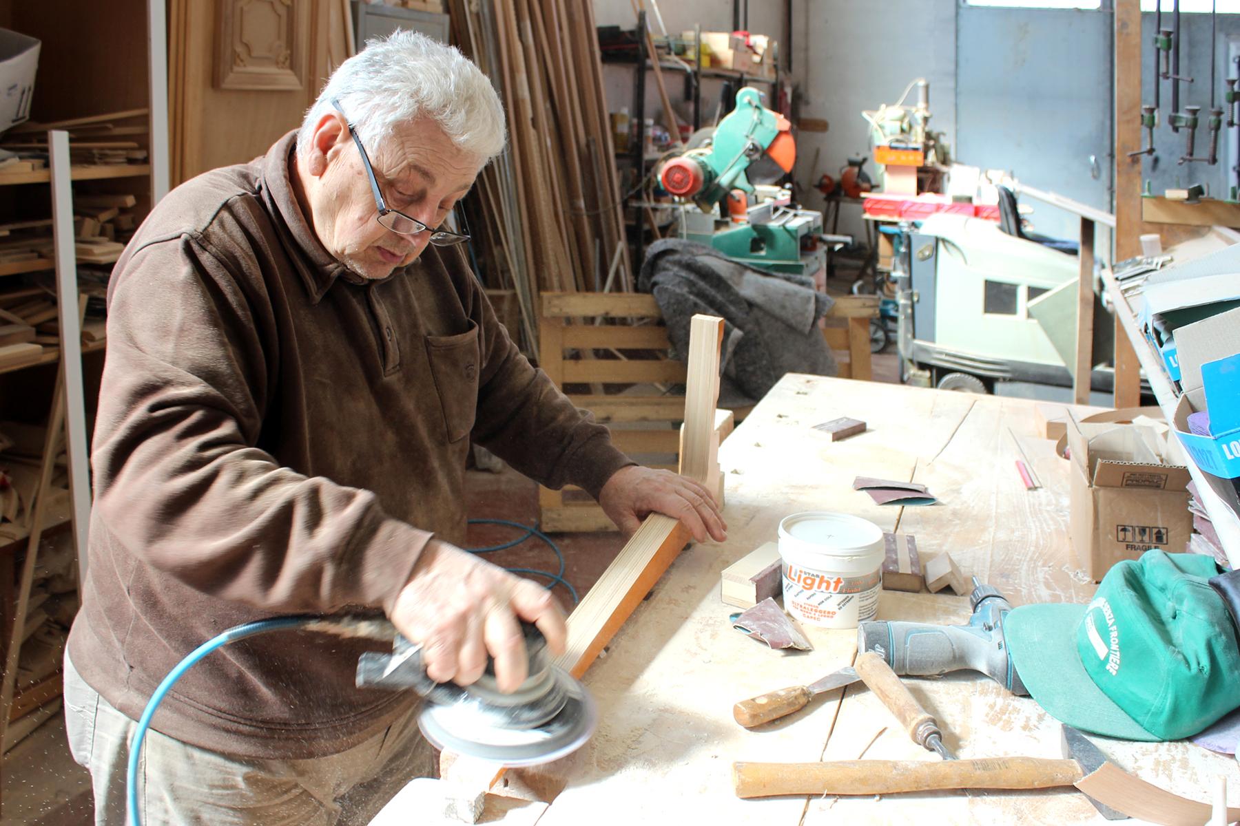 Noyer Table d'appoint orange en noyer de Miduny, fabriquée en Italie en vente