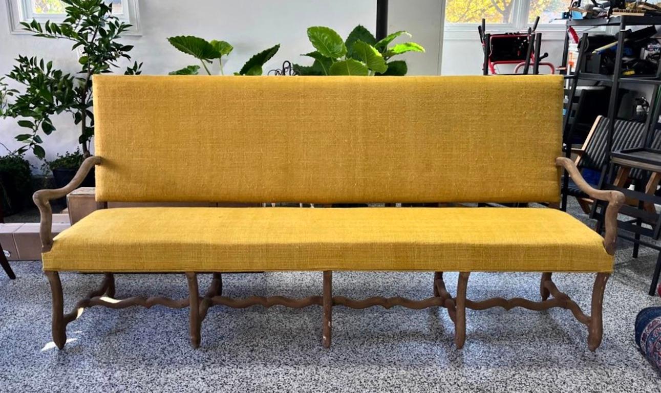 Os De Mouton Sofa oder Bank aus gekalktem Nussbaumholz, Anfang des 20.  Großartige Größe und Proportionen.  Polsterung stabil, aber mit Gebrauchsspuren