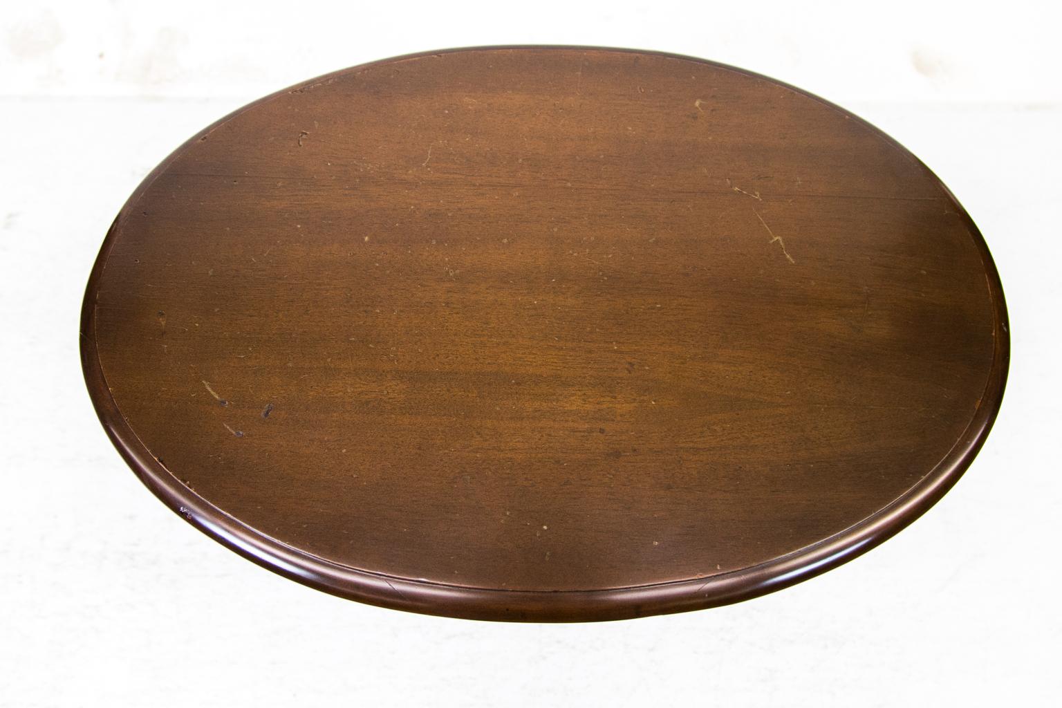Ovaler Mitteltisch aus Nussbaumholz (Französisch) im Angebot