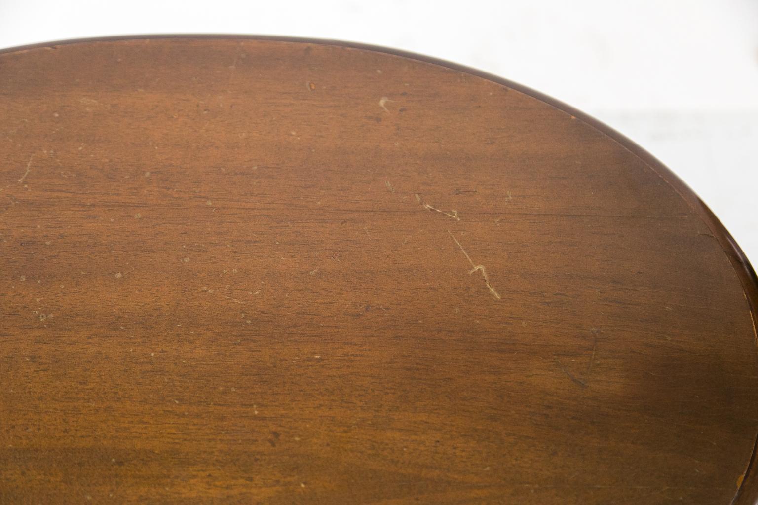 Ovaler Mitteltisch aus Nussbaumholz (Frühes 20. Jahrhundert) im Angebot