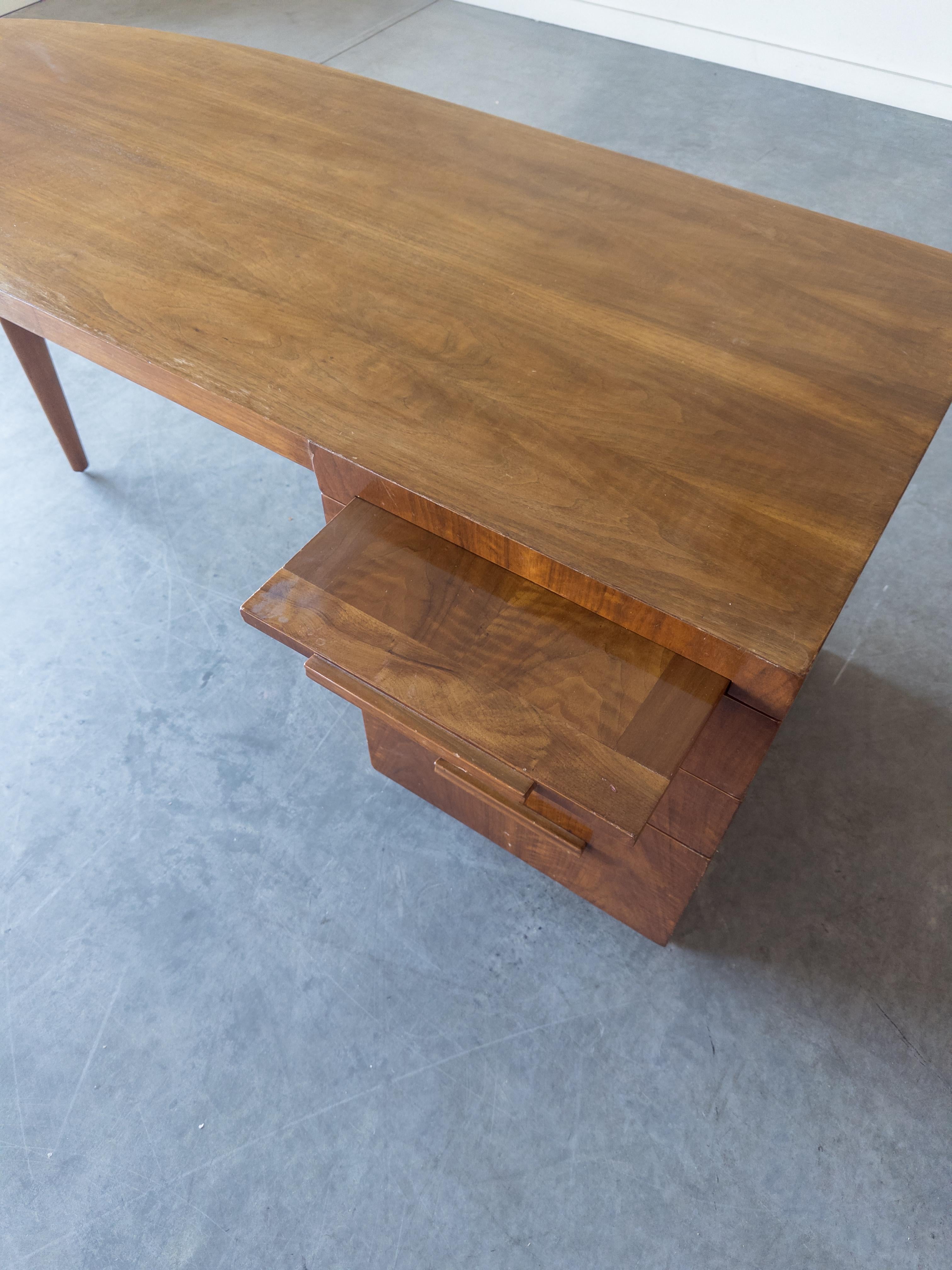 Walnut Oval Desk by T.H.Robsjohn-Gibbings for Widdicomb In Good Condition For Sale In New York, NY