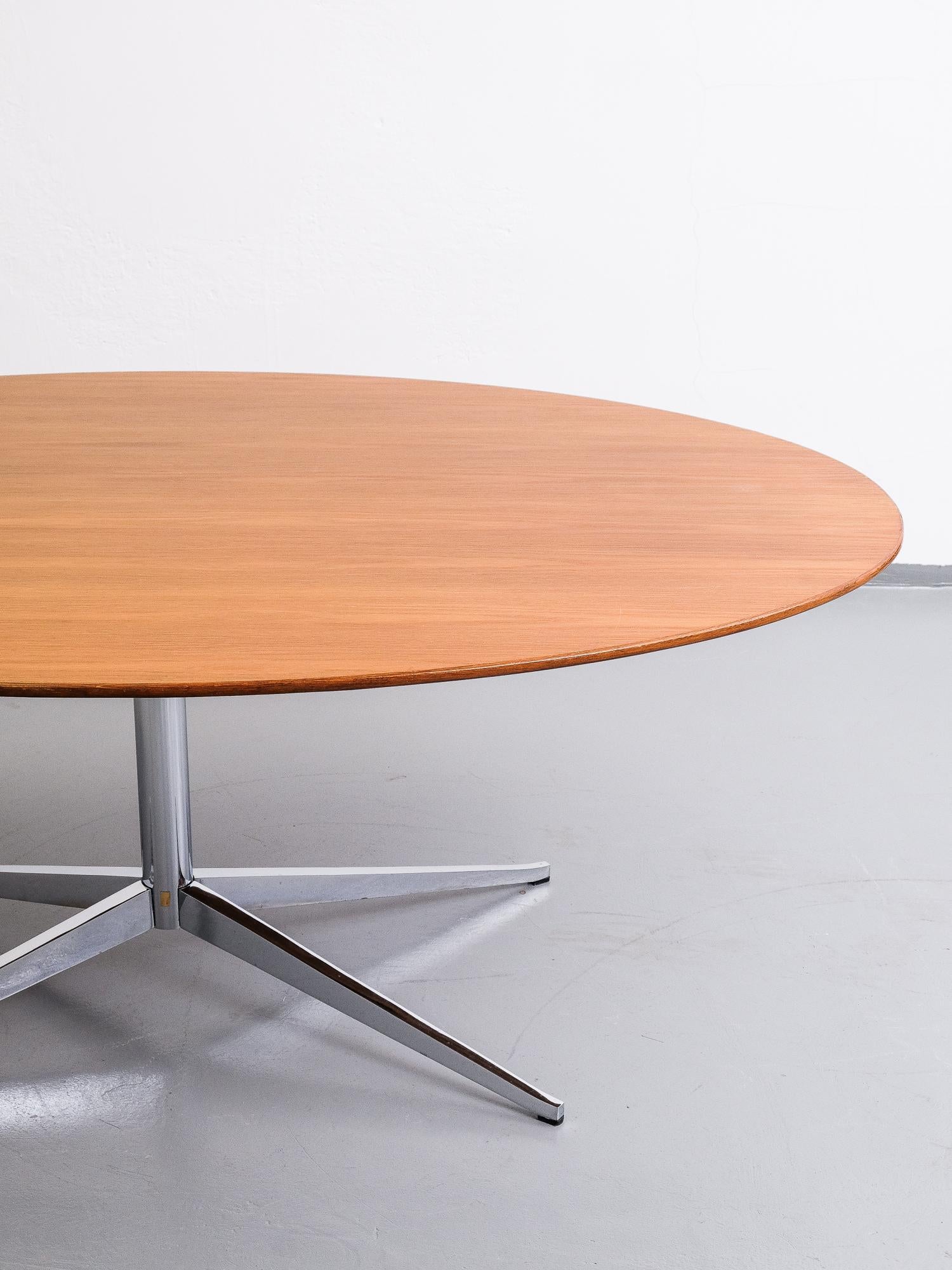 Mid-Century Modern Walnut Oval Dining Table by Florence Knoll for Knoll International
