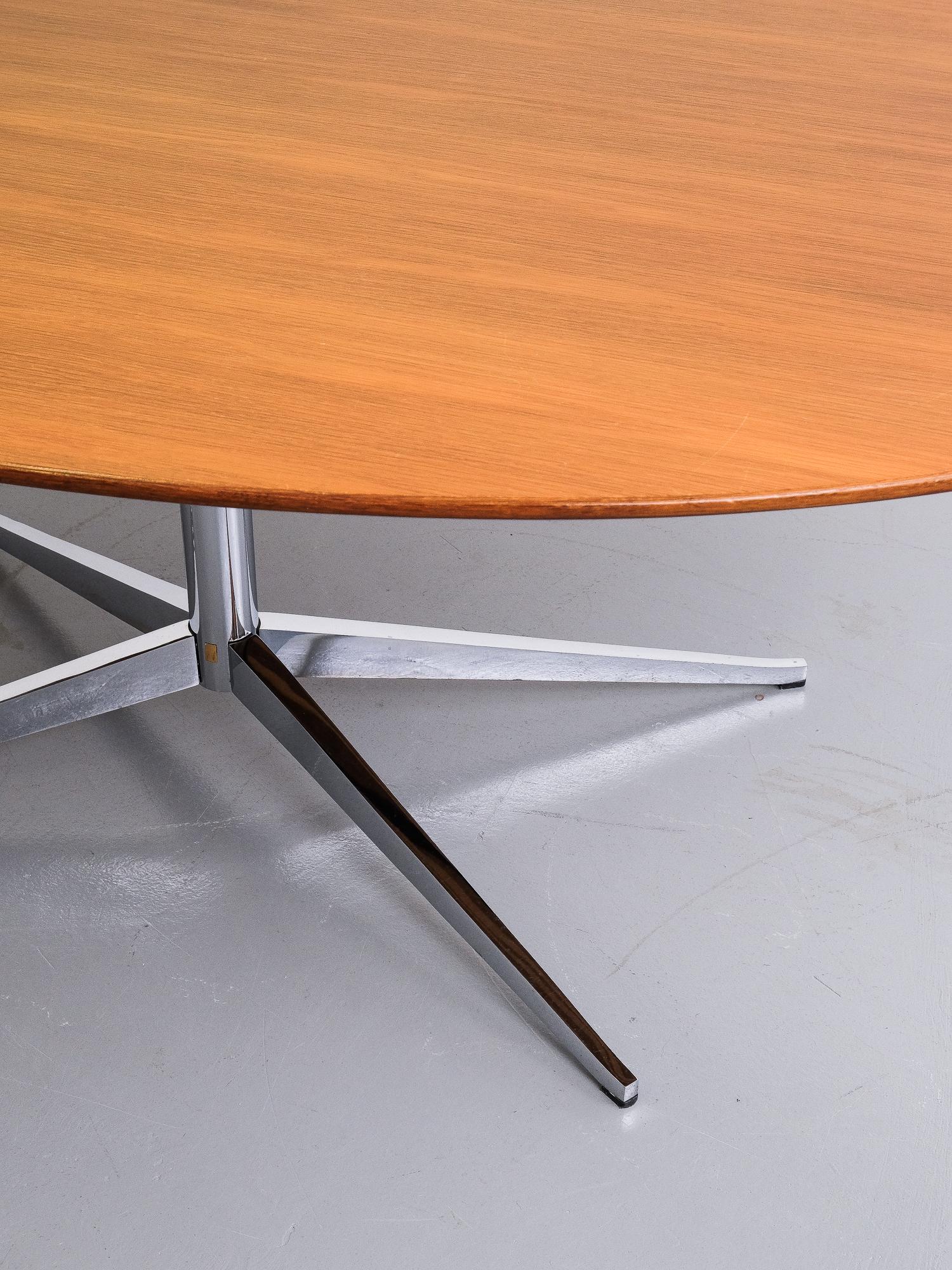 Walnut Oval Dining Table by Florence Knoll for Knoll International In Good Condition In Helsinki, FI
