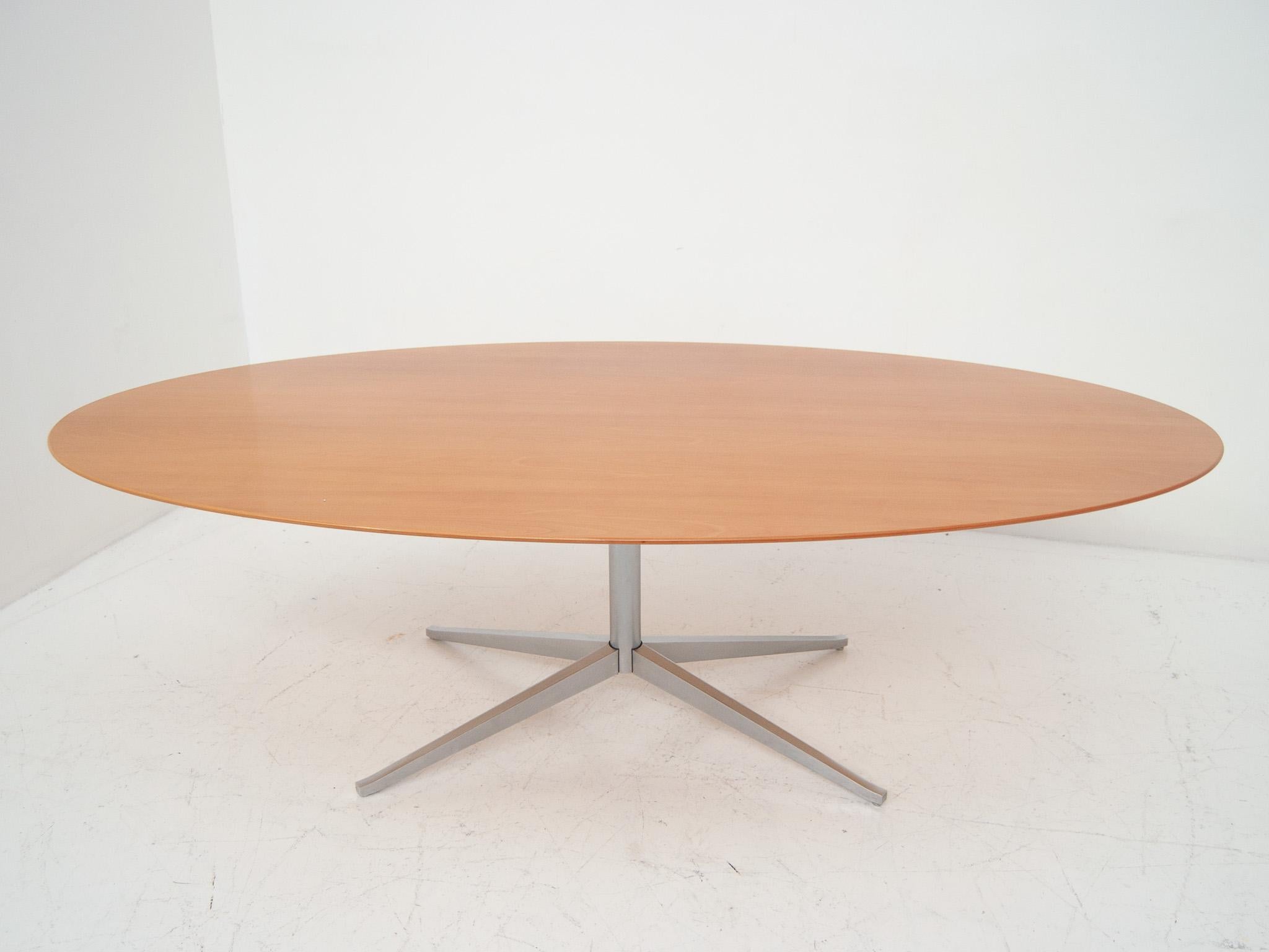 The 2480 pedestal table desk, designed by Florence Knoll for Knoll International in the 1960s, is a timeless and versatile piece. Featuring an elegant oval solid walnut top, it rests on a sturdy welded steel base with a polished chrome-finished post