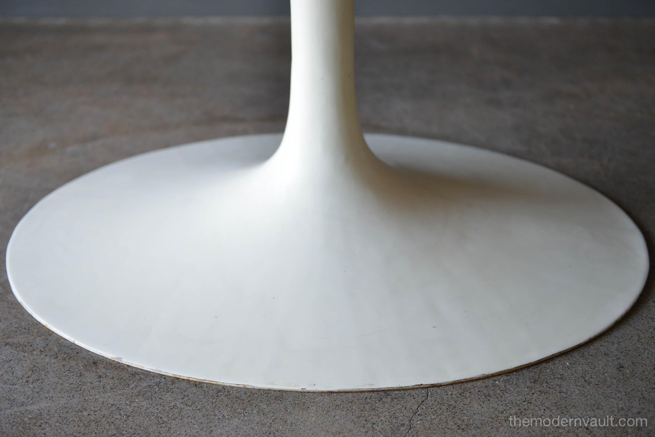Walnut Oval Tulip Table by Eero Saarinen for Knoll, circa 1960 In Excellent Condition In Costa Mesa, CA