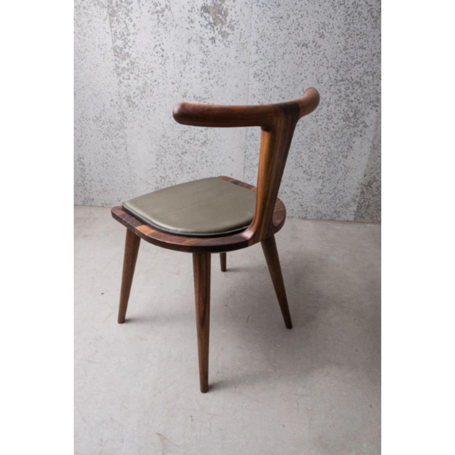 Moderne Chaise en noyer oxydé avec assise en cuir par Fernweh Woodworking en vente