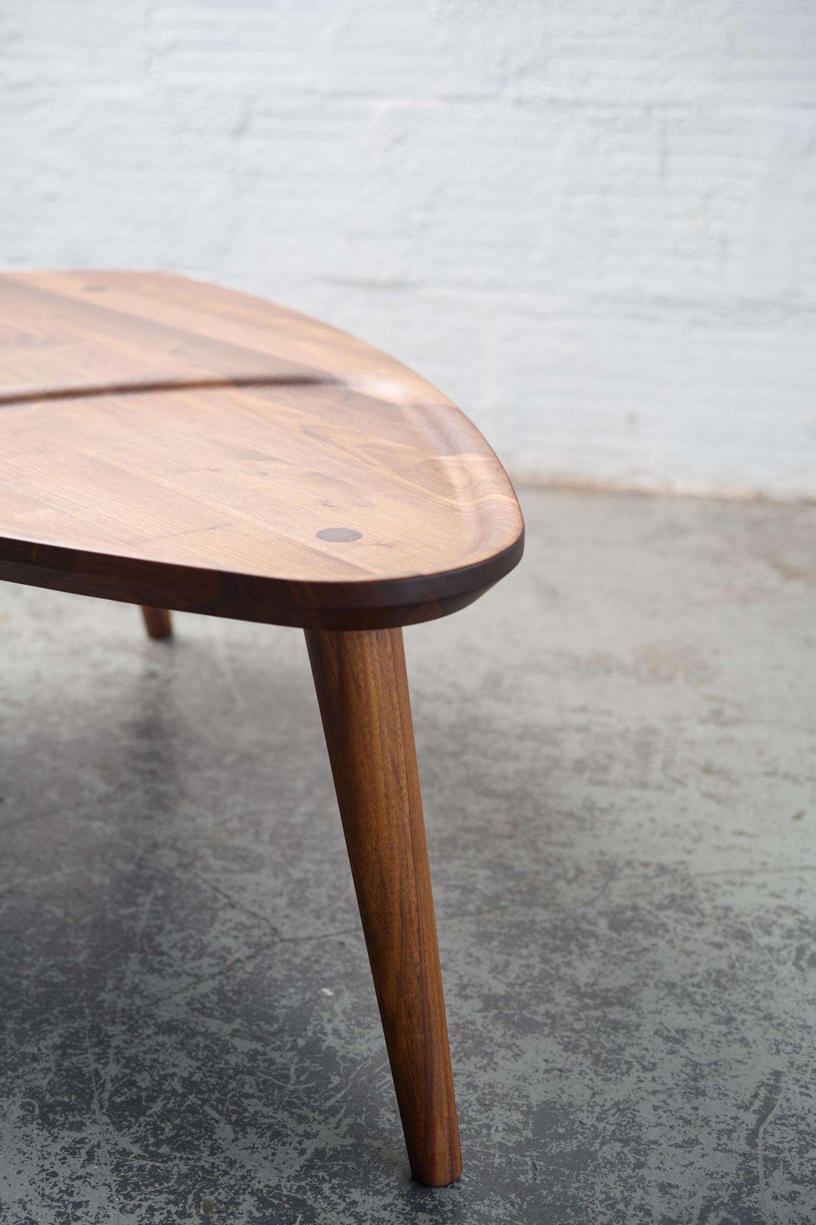 Moderne Table basse Oxbend en noyer par Fernweh Woodworking en vente